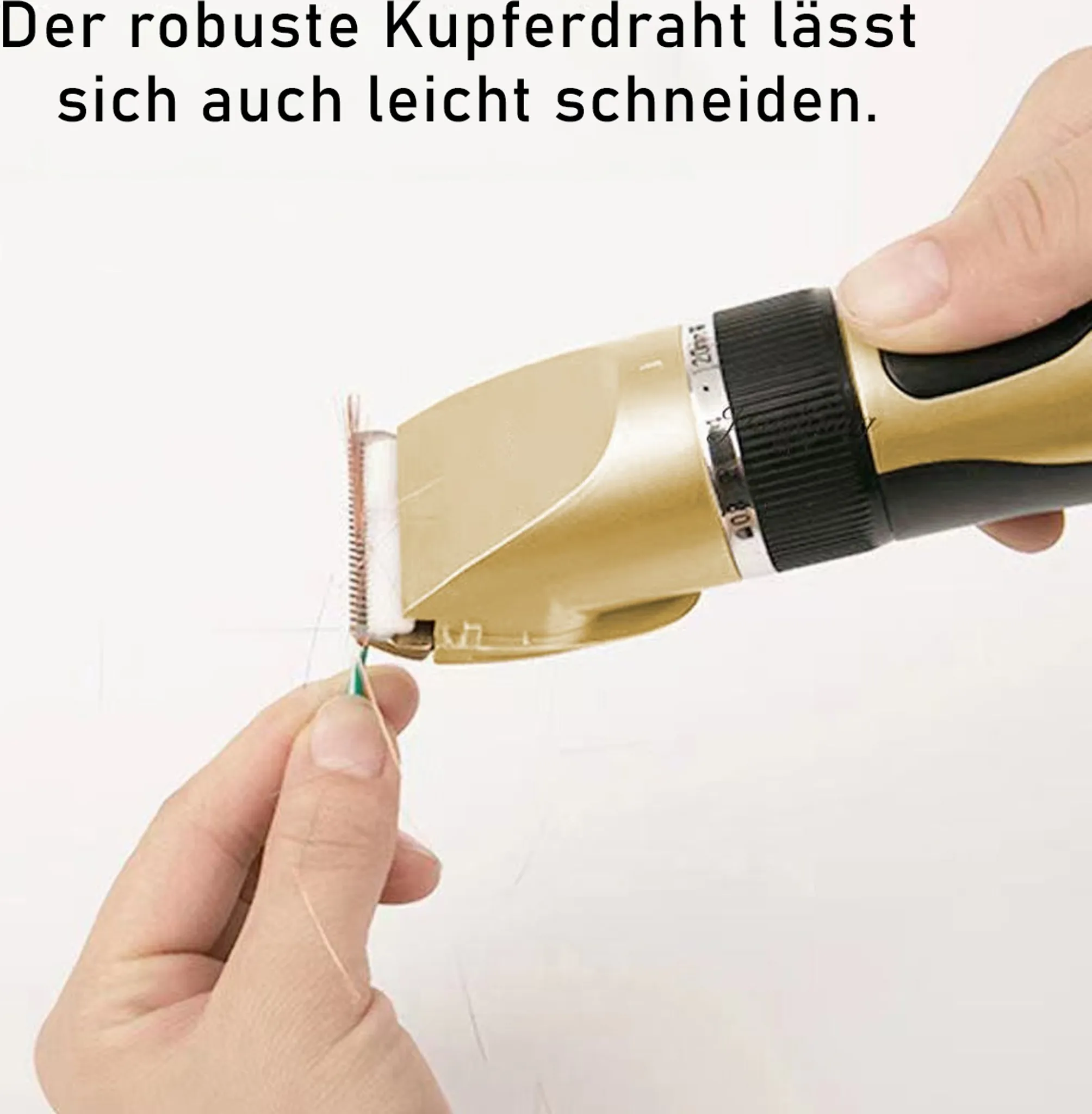 Hand hält einen goldenen Haarschneider in der Nähe eines grünen Drahtes. Weißer Hintergrund. Text oben auf Deutsch.
