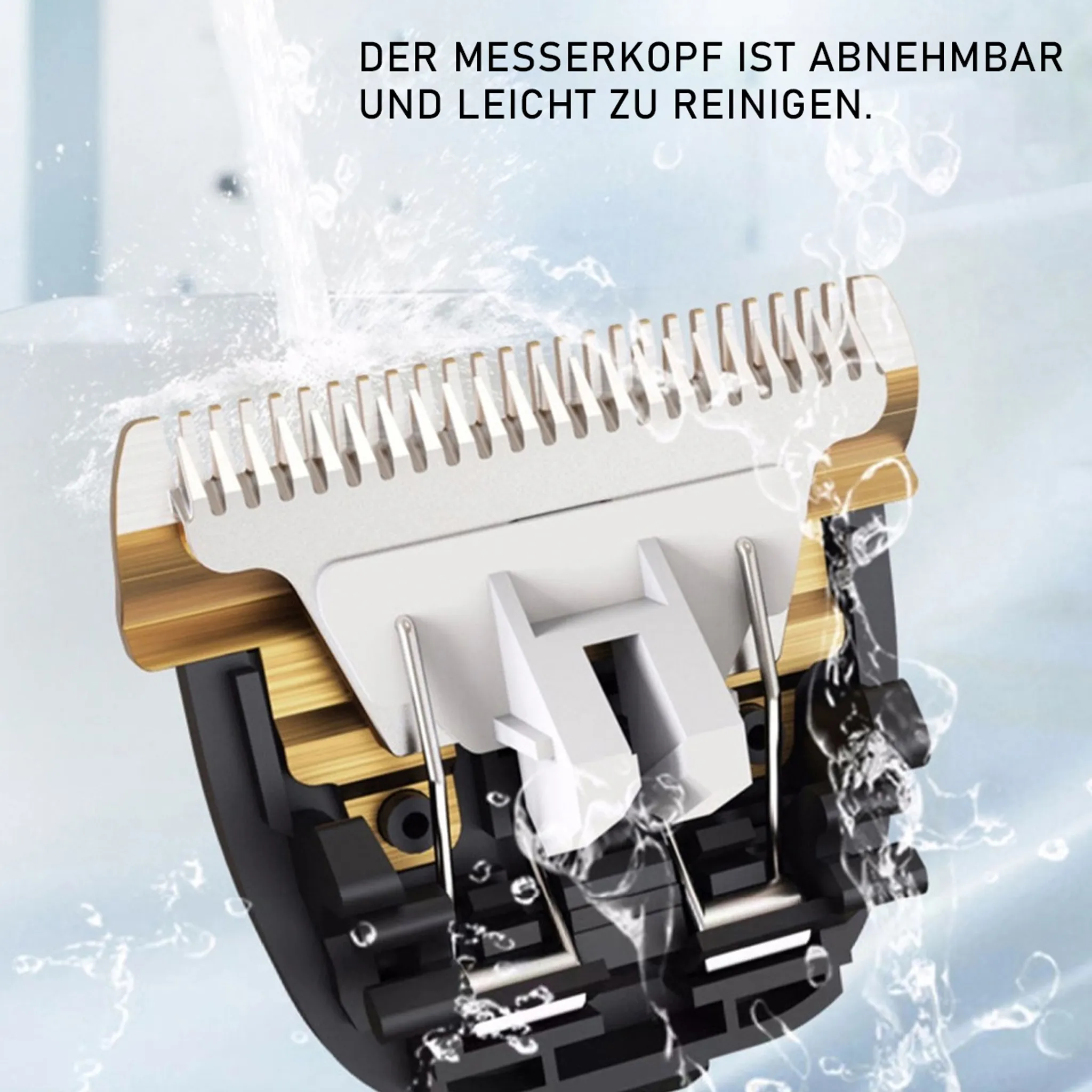 Nahaufnahme eines Rasiererkopfes, der mit Wasser gespült wird. Die Klinge ist weiß mit gold-schwarzem Sockel. Wassertropfen sind sichtbar.