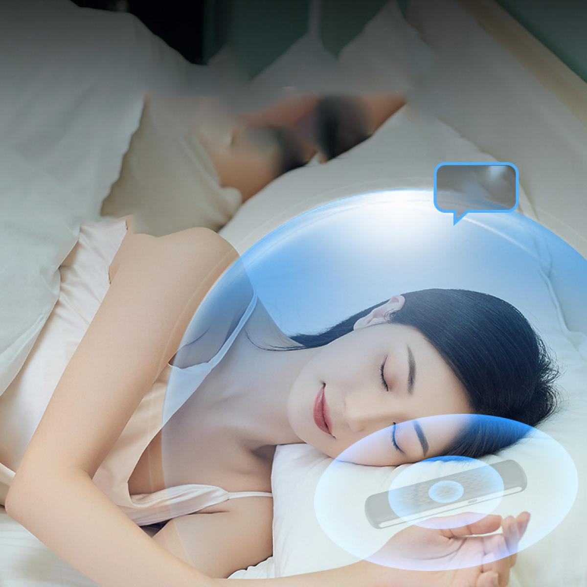 Frau schläft im Bett mit Gerät auf der Hand. Blaue Blase mit Sprechblase sichtbar. Eine weitere Person ist im Hintergrund.
