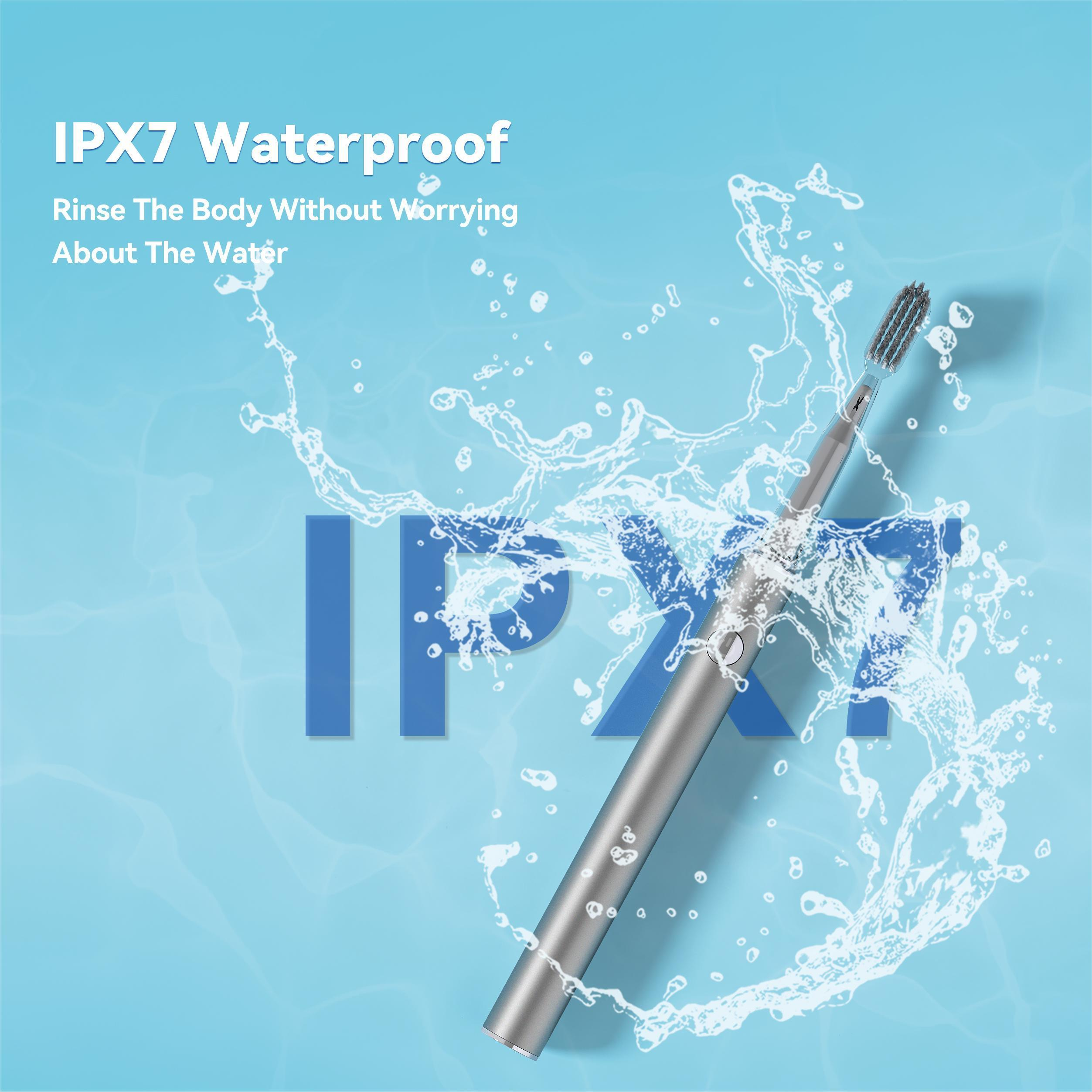 Silberne Zahnbürste mit Wasserspritzern auf blauem Grund. Text lautet IPX7 Wasserdicht.