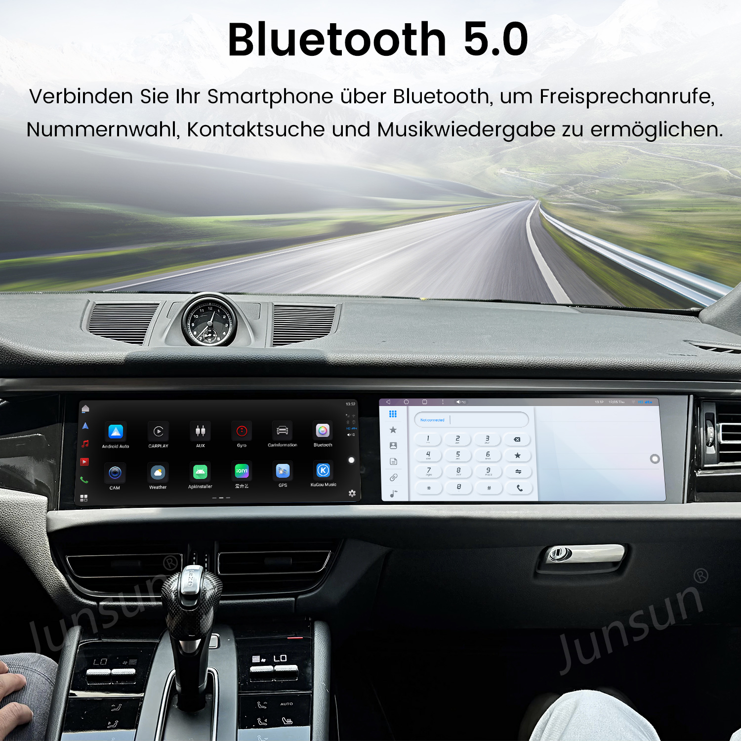 Wnętrze samochodu z cyfrowym wyświetlaczem z funkcjami Bluetooth, zegarem i dźwignią zmiany biegów. Tło przedstawia drogę.