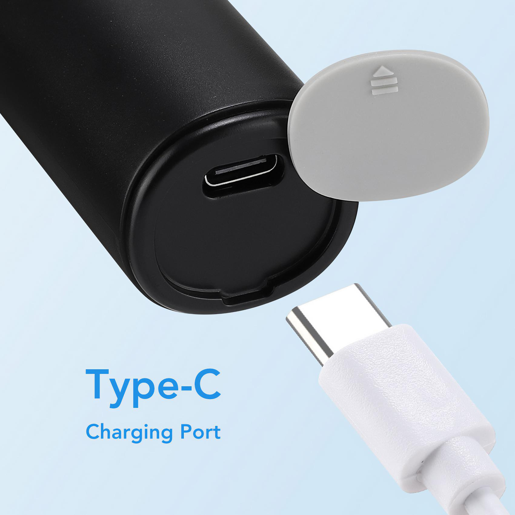 Schwarzes Gerät mit Typ-C-Ladeanschluss, weißes Kabel eingesetzt. Graue Abdeckung offen, Anschluss sichtbar. Blauer Hintergrund.