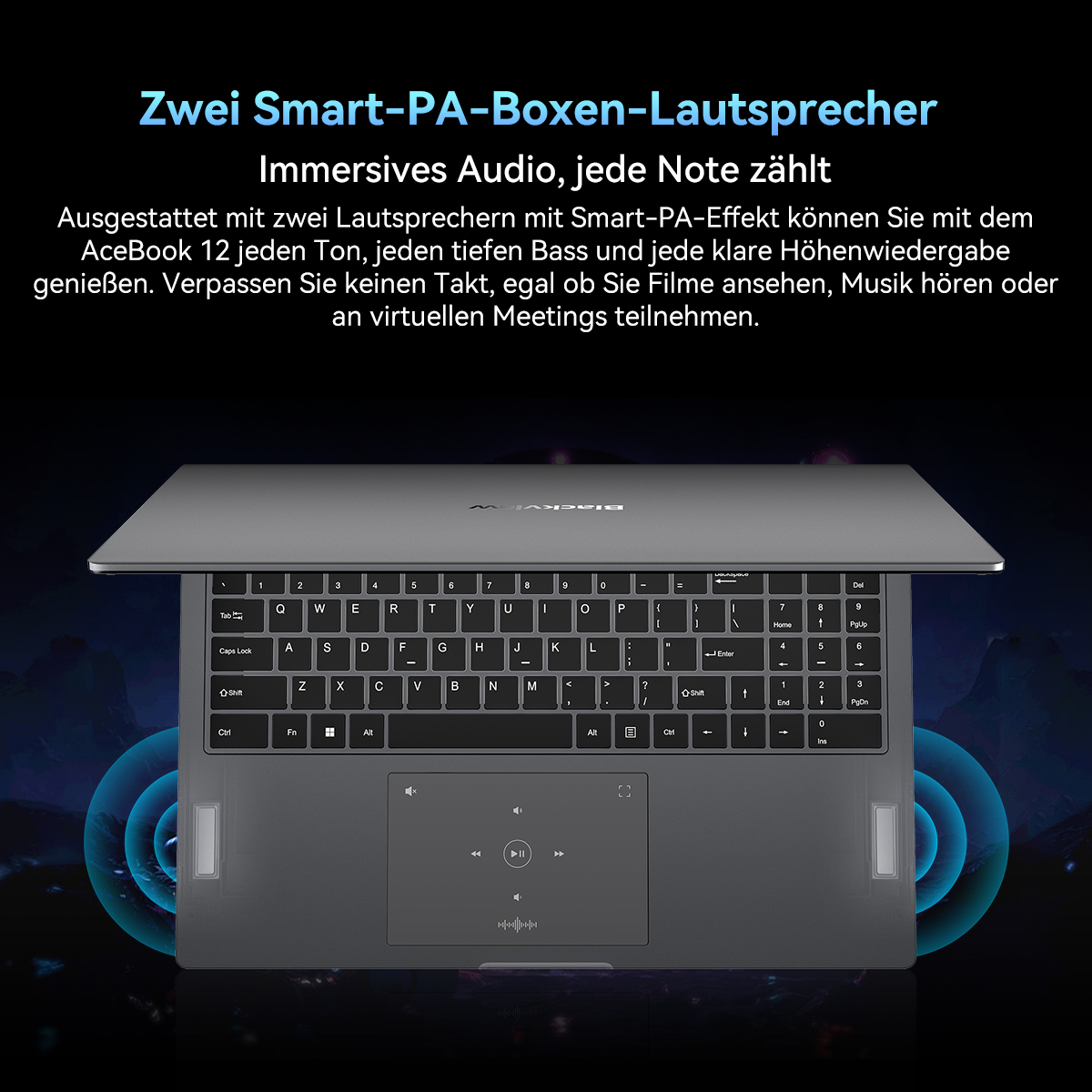 Grauer Laptop mit Tastatur und Touchpad. Schallwellen gehen von Lautsprechern aus, was auf Audioqualität hindeutet.