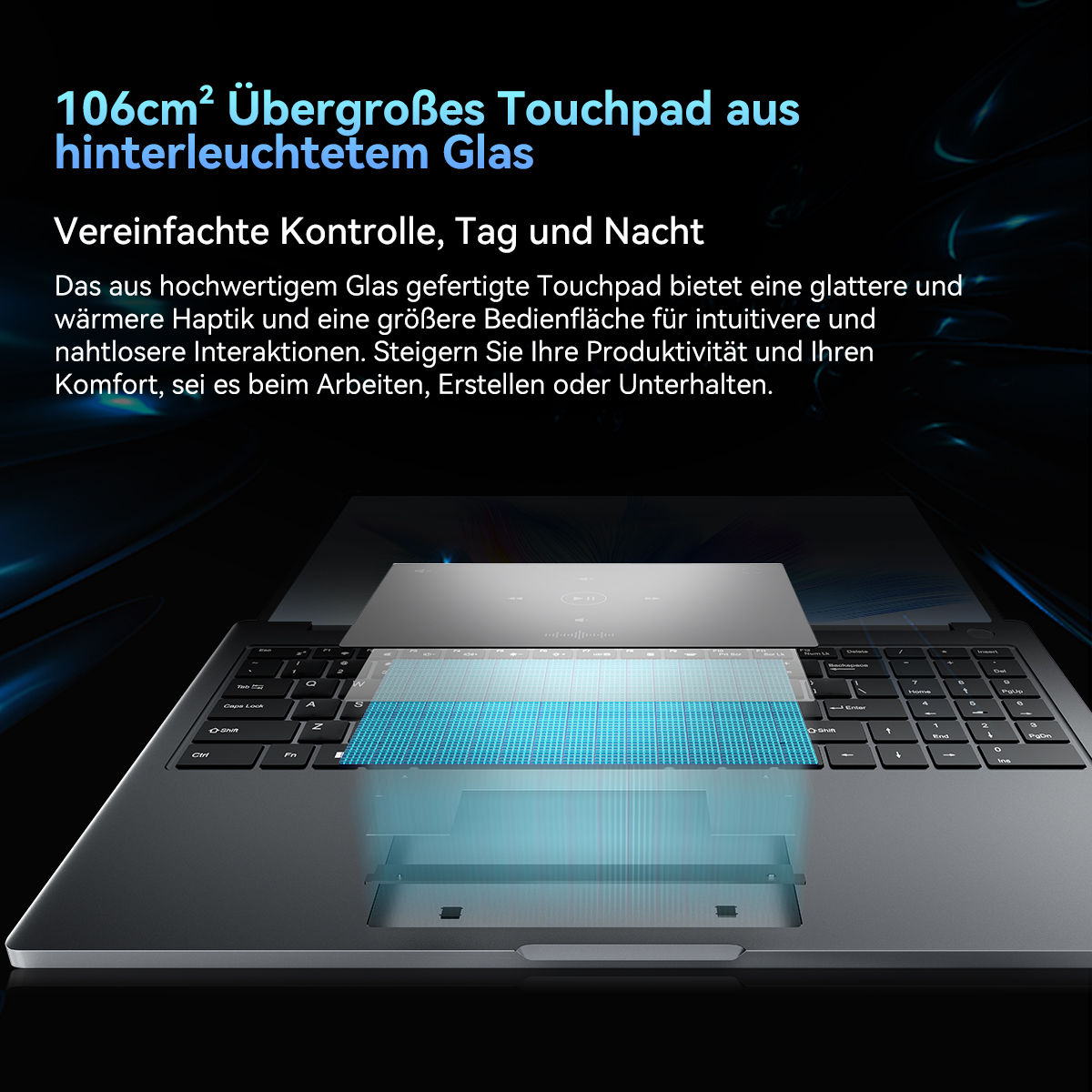 Laptop mit beleuchtetem Glas-Touchpad. Der Bildschirm zeigt eine Videoschnittstelle. Schwarze Tastatur darunter. Text oben.