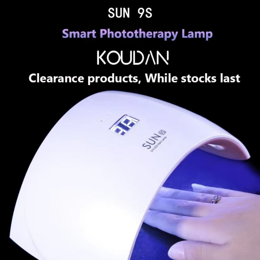 Eine weiße UV-LED-Nagellampe mit einer Hand darin. Die Lampe ist mit SUN 9S beschriftet, mit Text, der Sonderangebote anzeigt.