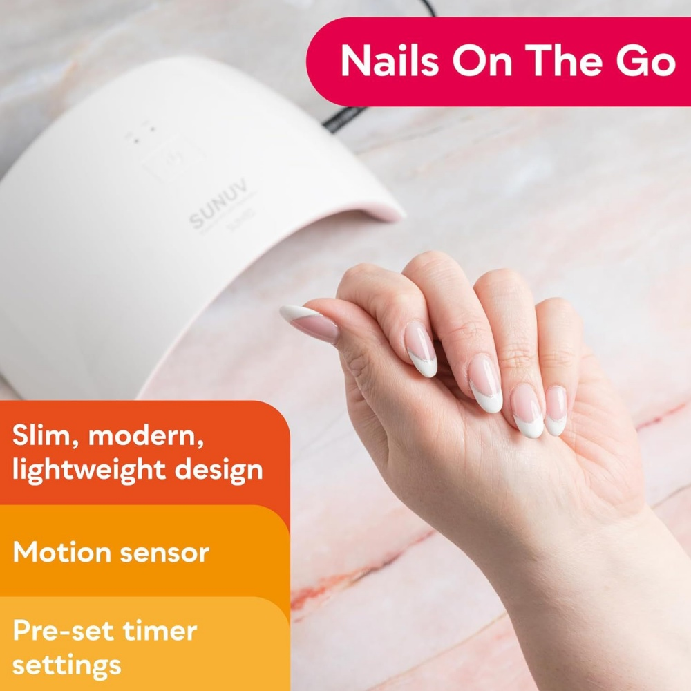 Eine Hand mit French-Maniküre im Fokus. Eine weiße Nagellampe und der Text 'Nails On The Go' sind zu sehen. Aufzählungszeichen heben Merkmale hervor.