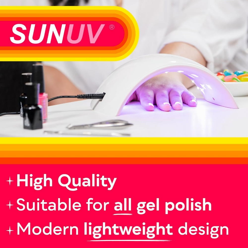 Eine Hand unter einer Nagellampe. Nagellackflaschen und Werkzeuge liegen auf dem Tisch. Das Logo SUNUV befindet sich oben links.