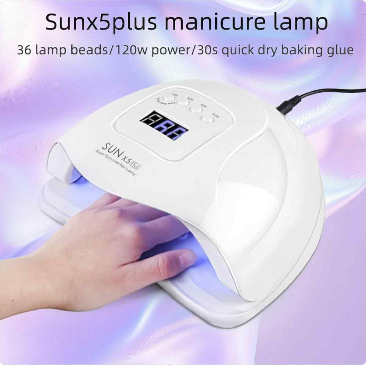 Eine weiße Sunx5plus Manikürlampe mit einer Hand darin. Sie hat eine Digitalanzeige. Text: 36 Lampenperlen/120W Leistung/30s Schnelltrocknungs-Backkleber.