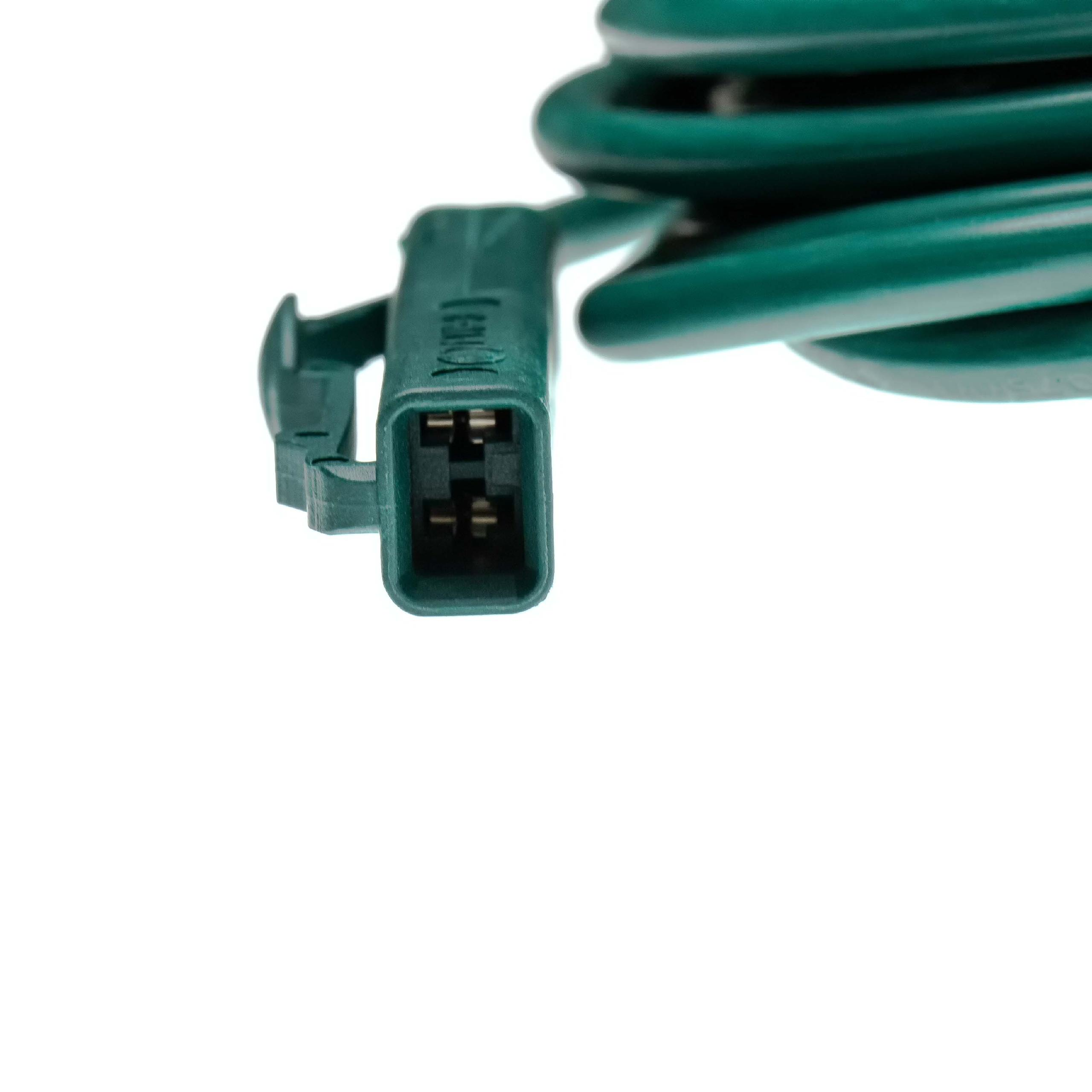 Nahaufnahme eines grünen elektrischen Steckers und Kabels vor weißem Hintergrund. Der Stecker hat vier Pins.