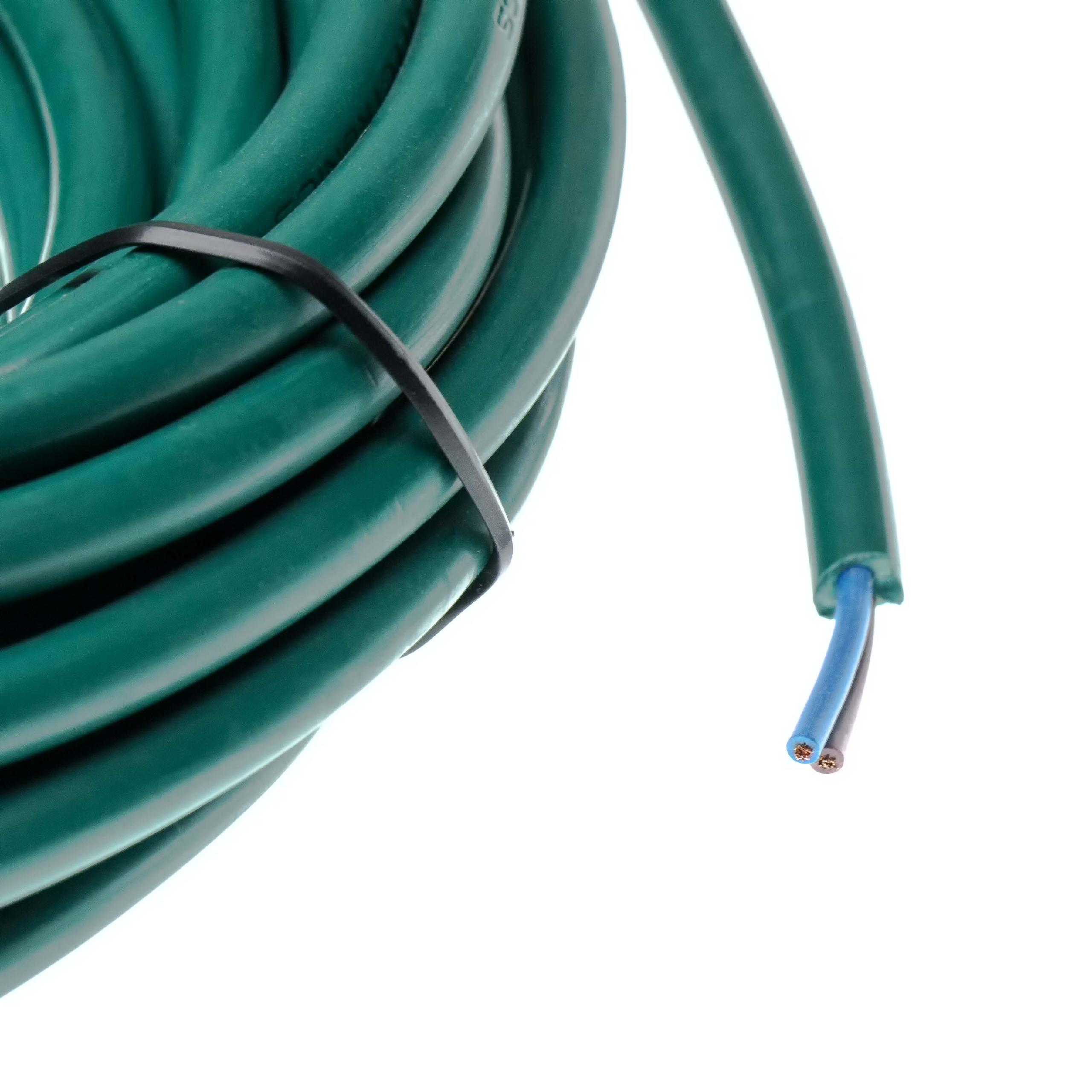 Grünes aufgerolltes Kabel mit schwarzem Bindeglied, am Ende sind drei Innenleiter vor weißem Hintergrund sichtbar.