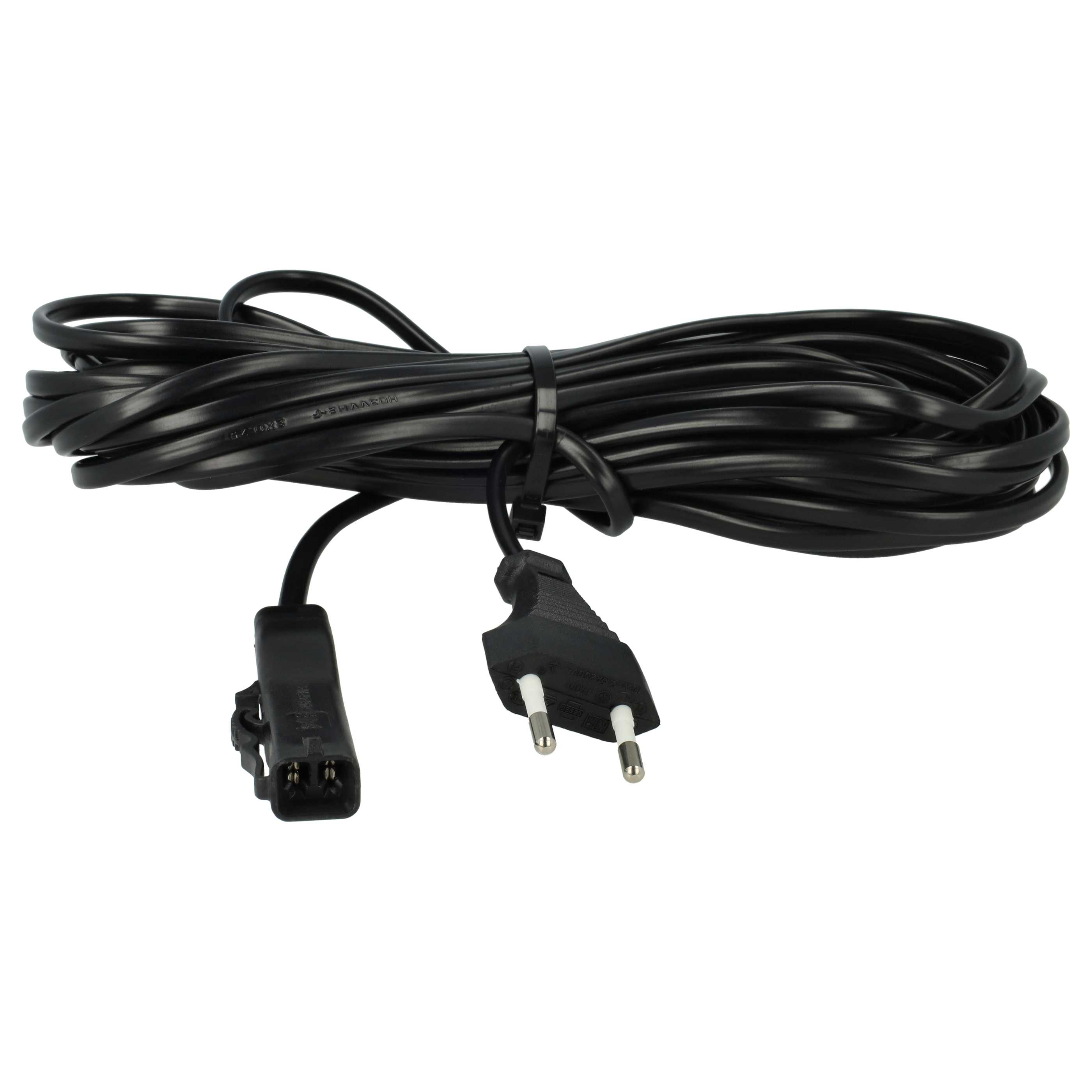 Ein schwarzes Netzkabel mit Stecker und Anschluss, aufgerollt und mit einem schwarzen Kabelbinder gesichert, vor weißem Hintergrund.