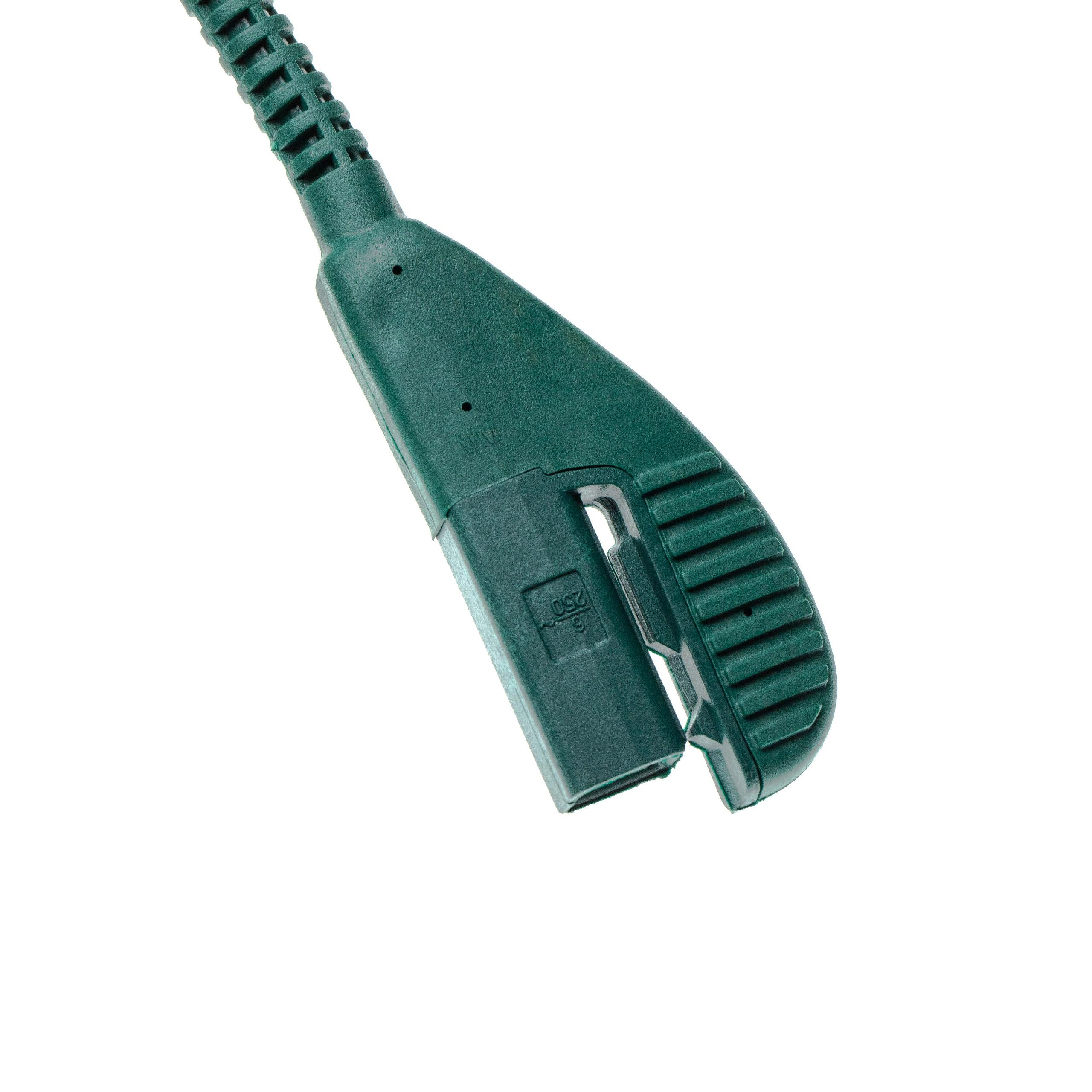 Ein grüner Stromkabelanschluss auf weißem Hintergrund. Der Stecker ist abgewinkelt, das Kabel befindet sich oben.