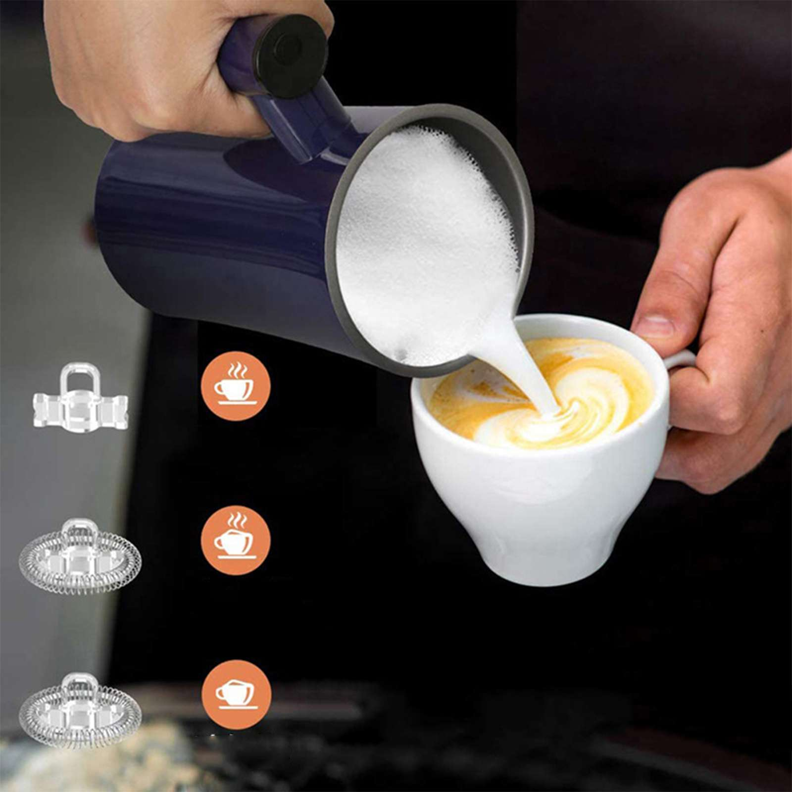 Eine Person gießt milchigen Schaum in eine weiße Kaffeetasse. Die Tasse enthält ein Wirbelmuster. Zusätzliche Symbole befinden sich im Hintergrund.