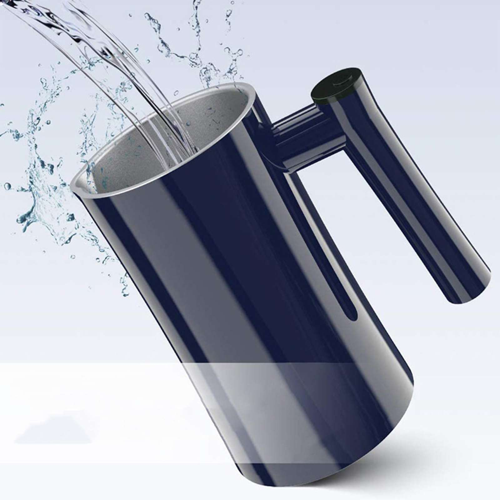 Ein dunkelblauer Krug wird mit Wasser gefüllt, das von oben gegossen wird. Der Hintergrund ist hellblau.