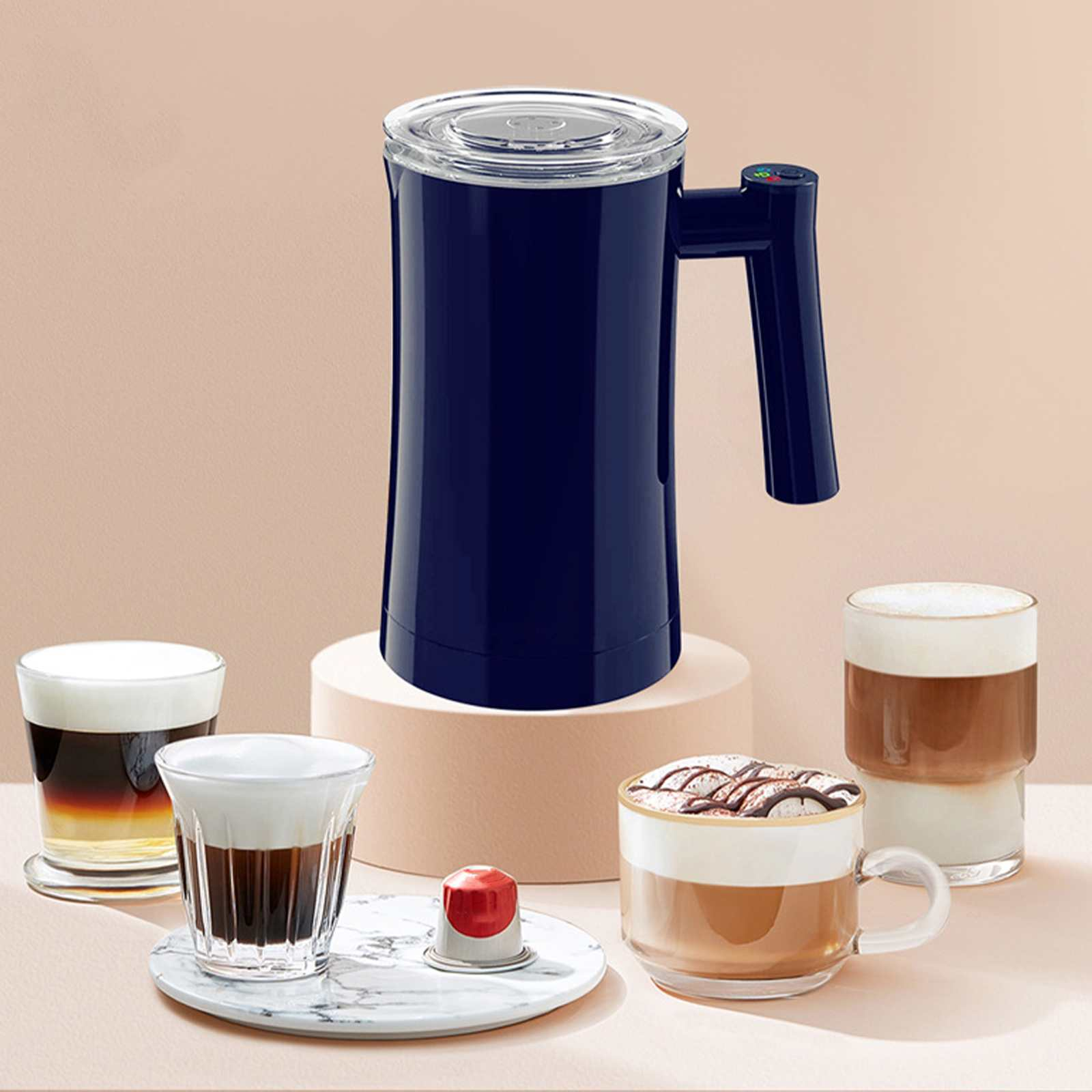 Ein marineblauer Milchaufschäumer steht mit verschiedenen Kaffeegetränken. Lattes, Espressos und Cappuccinos werden auf rosa Hintergrund präsentiert.