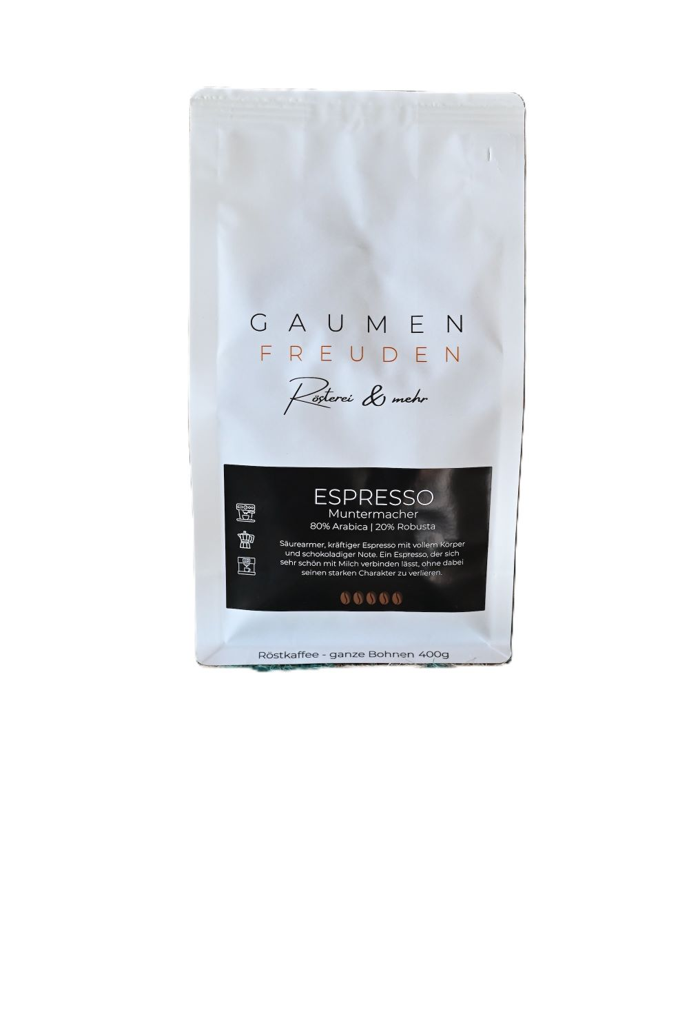 Weißer Kaffeebeutel mit schwarzem Etikett, ESPRESSO geschrieben. GAUEMEN FREUDEN oben. Enthält ganze Bohnen.