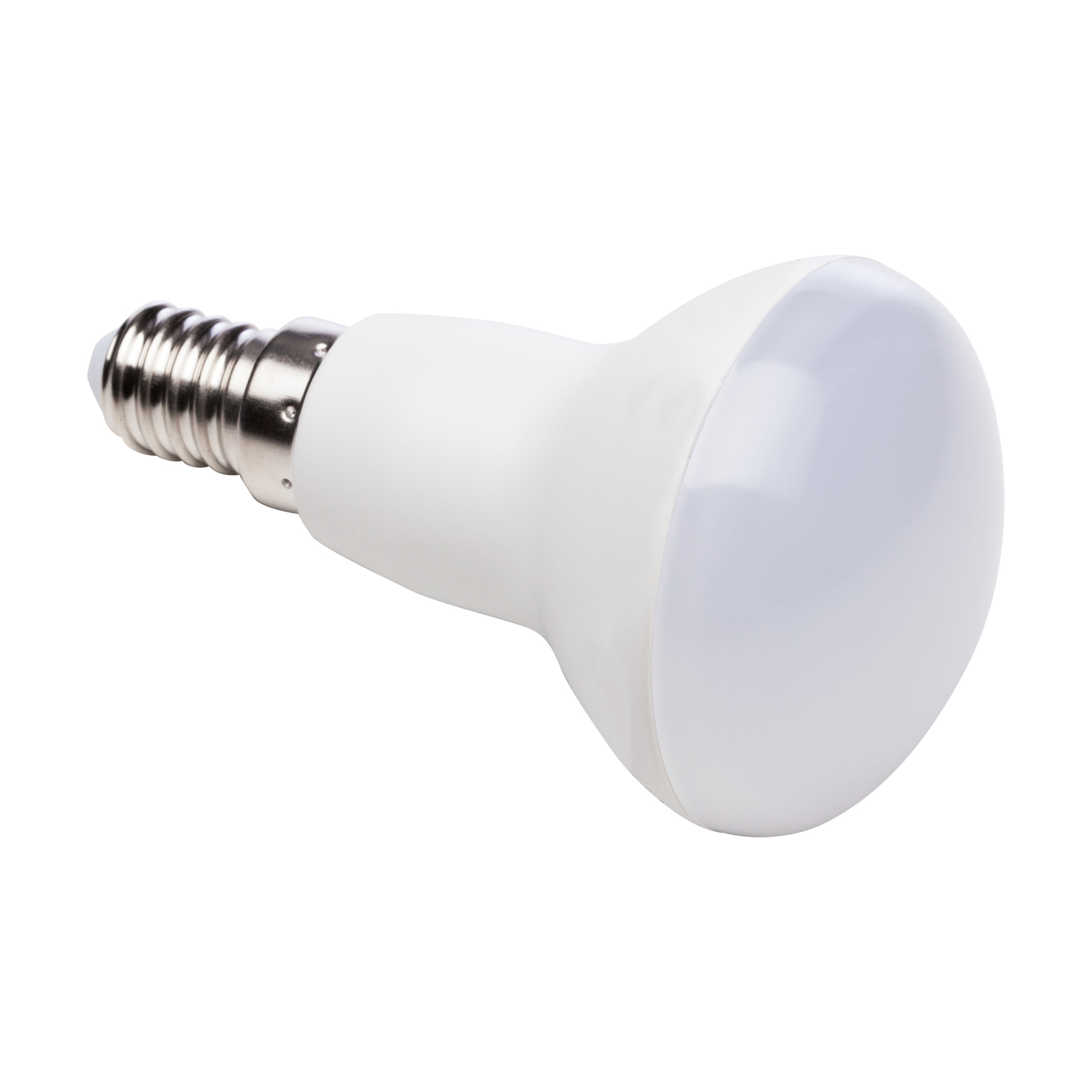 Eine weiße LED-Glühbirne mit silbernem Sockel. Die Glühbirne ist auf weißem Hintergrund nach rechts abgewinkelt.