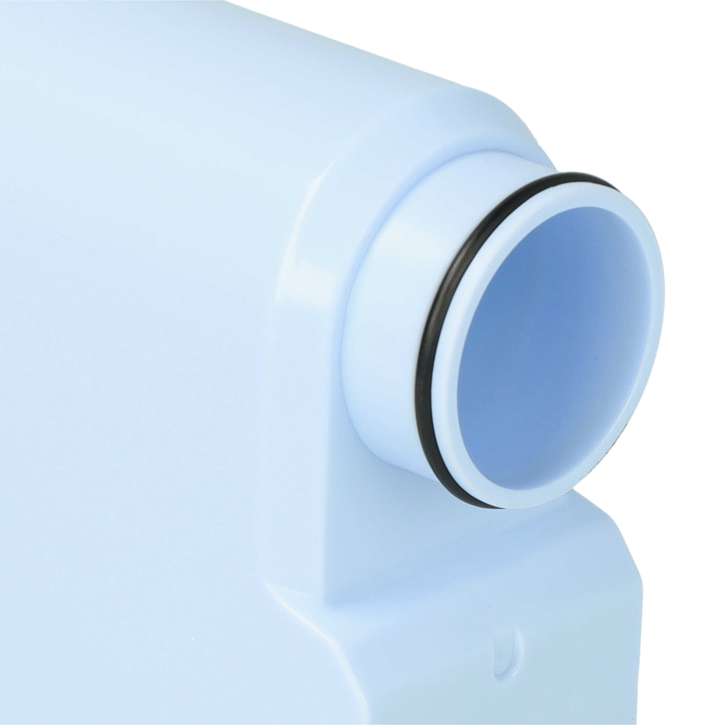 Nahaufnahme eines hellblauen Wasserfilterteils. Ein schwarzer Ring verschließt die Öffnung. Weißer Hintergrund.