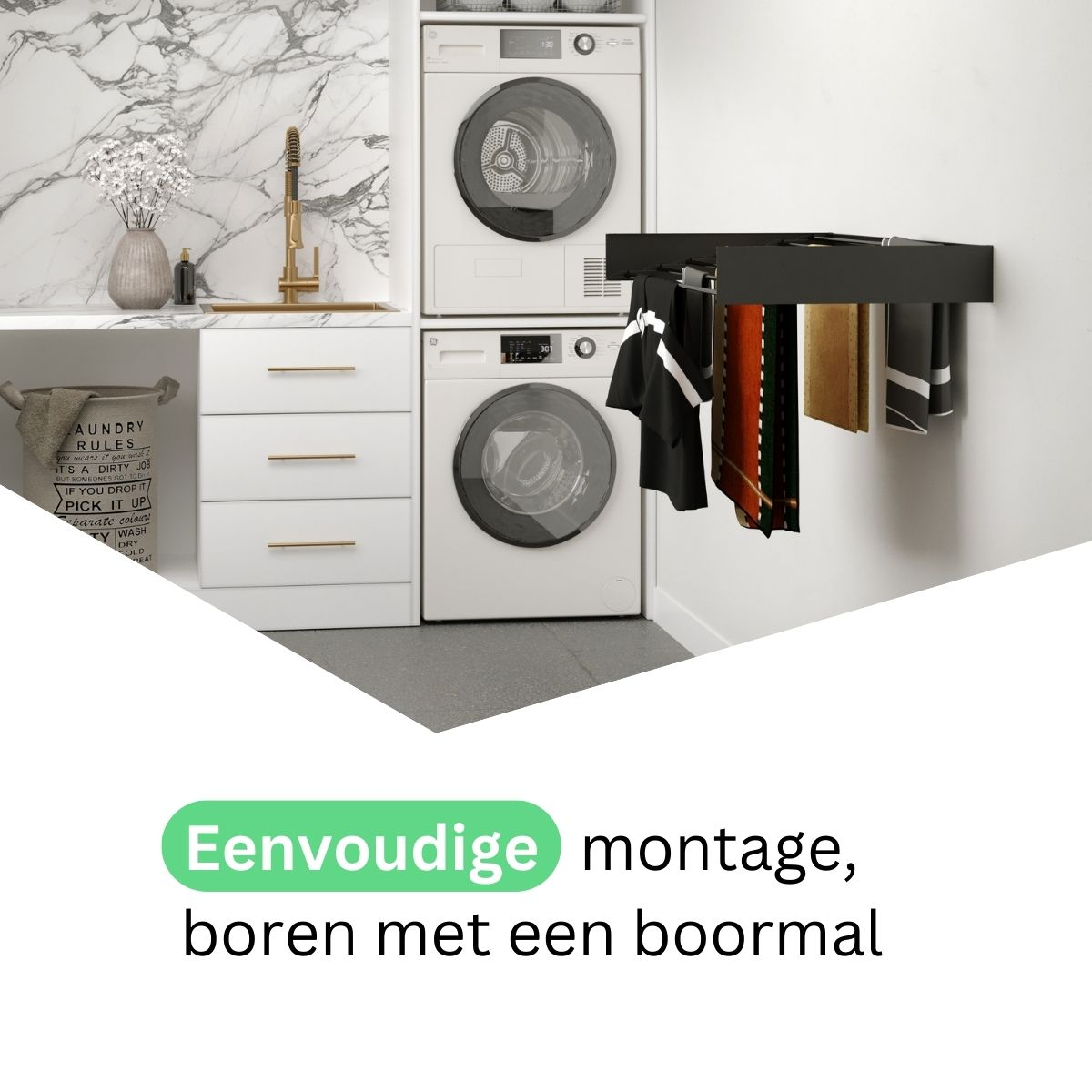 Buanderie avec machine à laver, sèche-linge, évier et vêtements suspendus. Armoires blanches et mur en marbre. Texte en néerlandais.