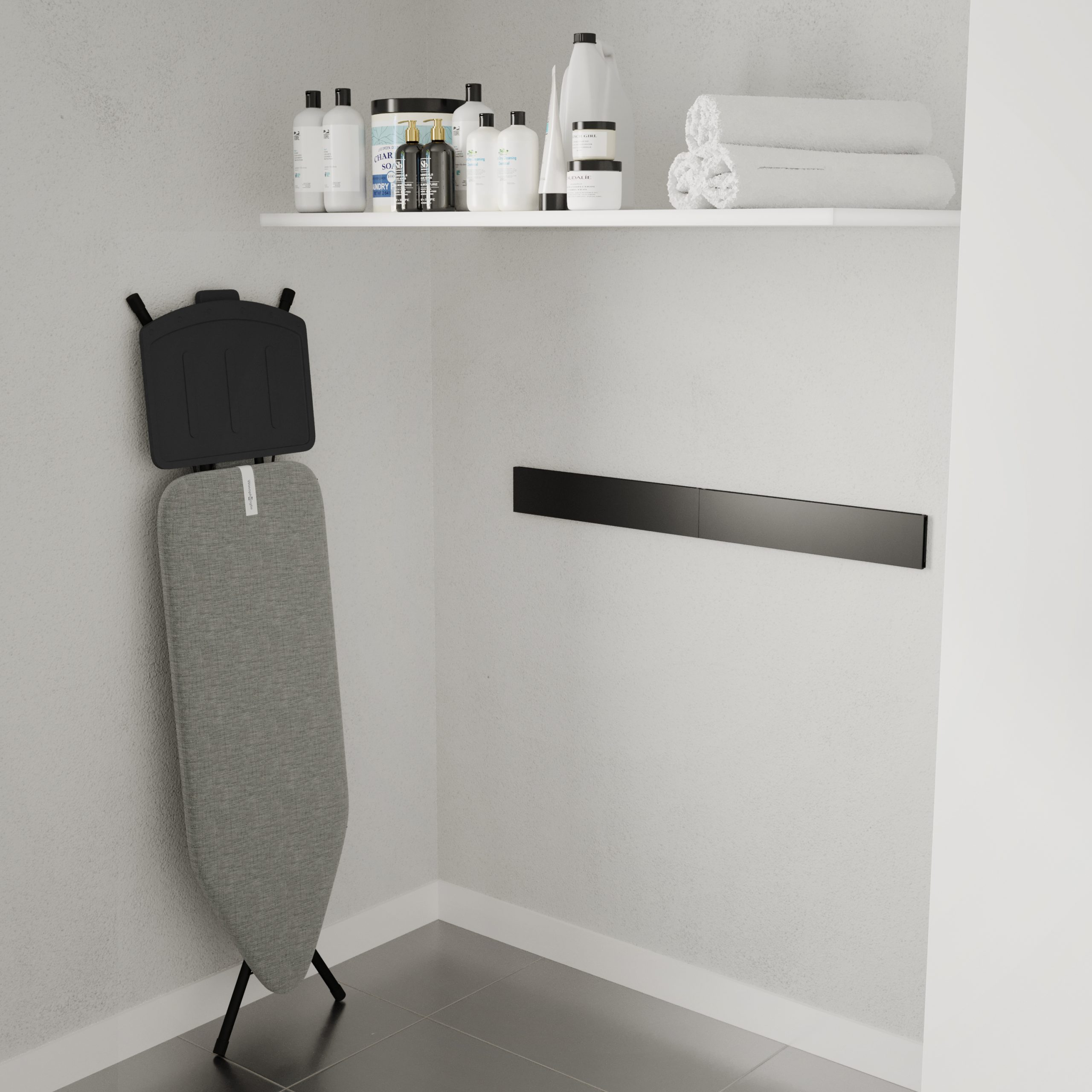Une planche à repasser est contre un mur. Une étagère contient des articles de toilette et des serviettes. Une barre noire est montée sur le mur.