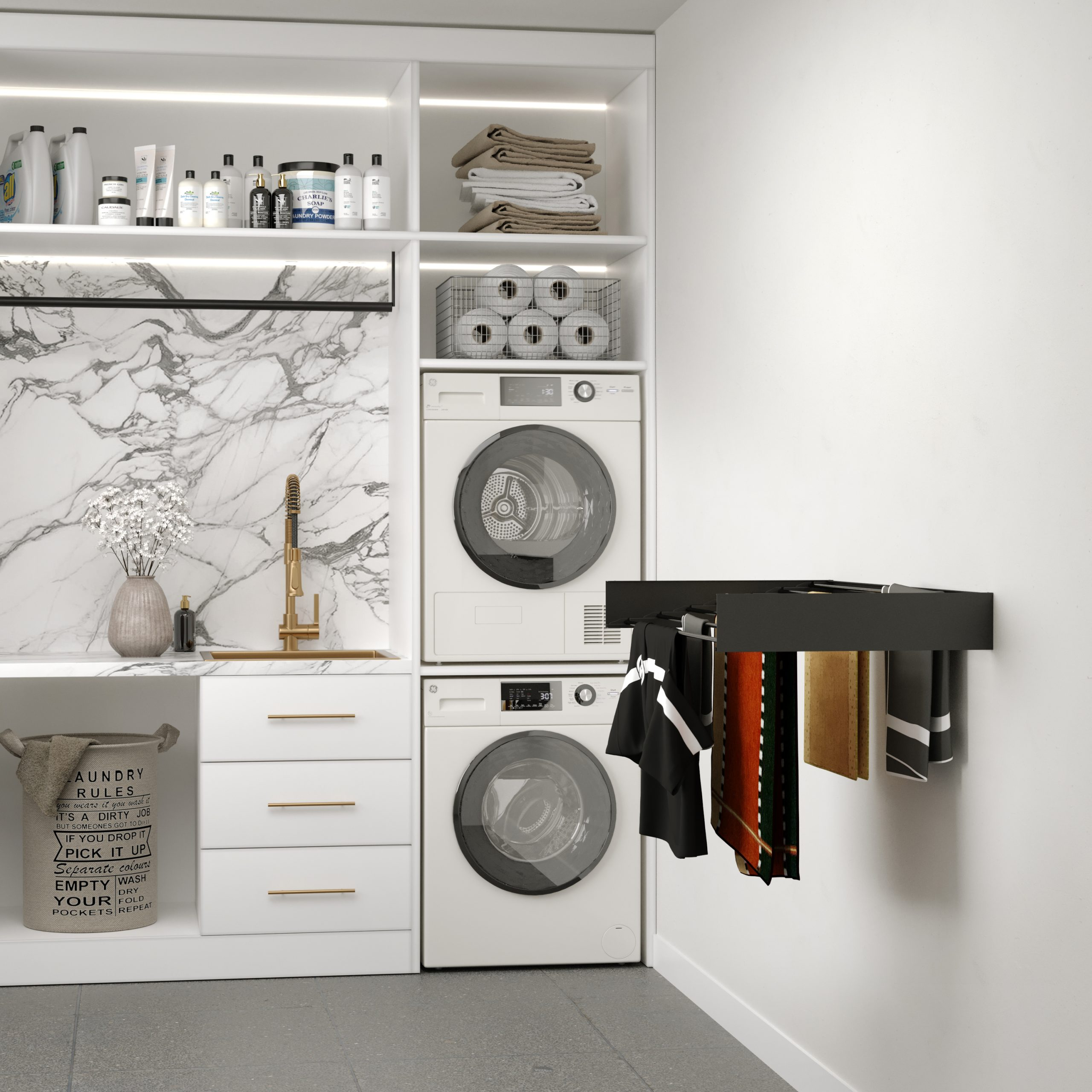 Buanderie avec lave-linge, sèche-linge et étendoir. Articles sur étagères, évier et panier à linge. Vêtements suspendus.