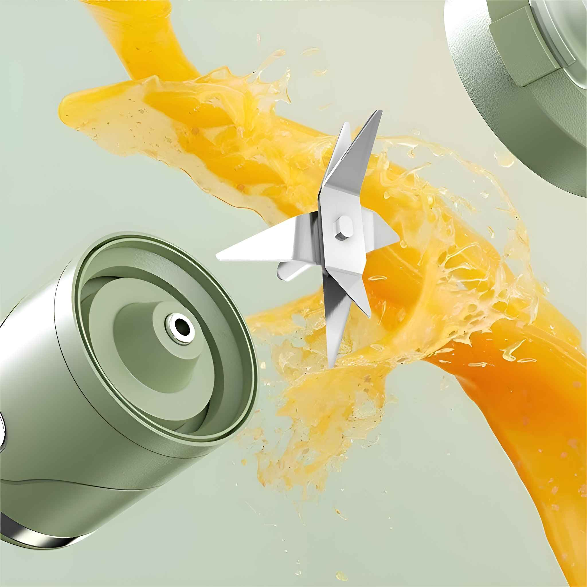Eine Mixerklinge in Aktion, mit orangefarbener Flüssigkeit, die herumspritzt. Teile des Mixers im Hintergrund. Hellgrüner Hintergrund.