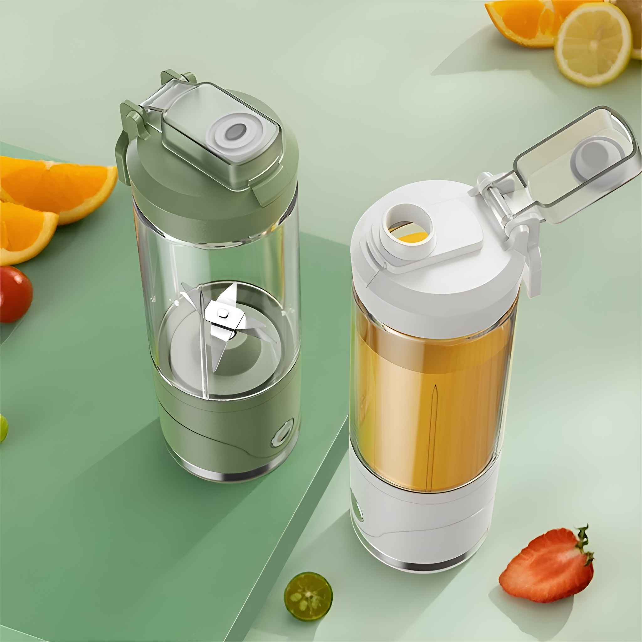 Zwei tragbare Mixer, einer grün und einer weiß, mit Fruchtscheiben auf einer grünen Oberfläche. Ein Mixer hat Saft drin.