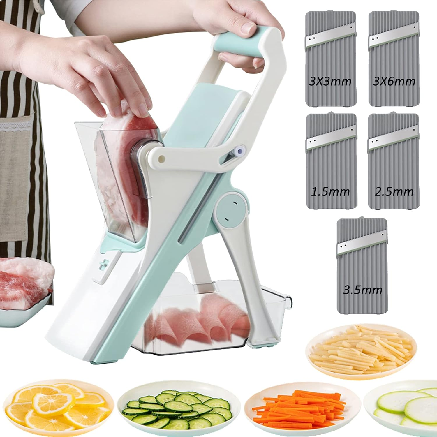 Eine Person schneidet mit einem Slicer Fleisch. Verschiedene Gemüsescheiben und Slicer-Klingen werden angezeigt. Der Slicer hat ein hellblaues und weißes Design.