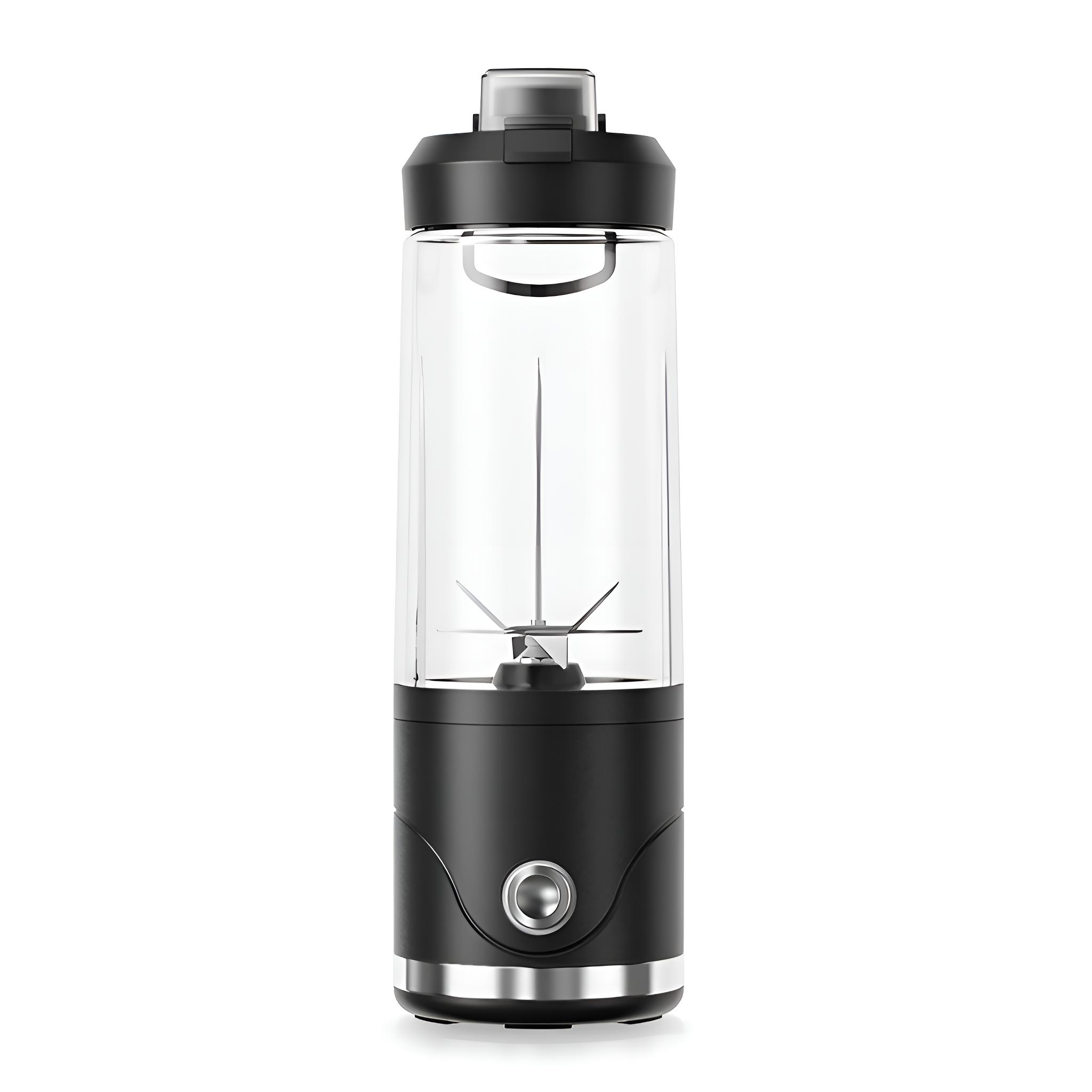 Ein tragbarer Mixer in Schwarz und Klar. Er hat einen schwarzen Sockel, einen transparenten Behälter mit Klingen und einen schwarzen Deckel. Der Hintergrund ist weiß.