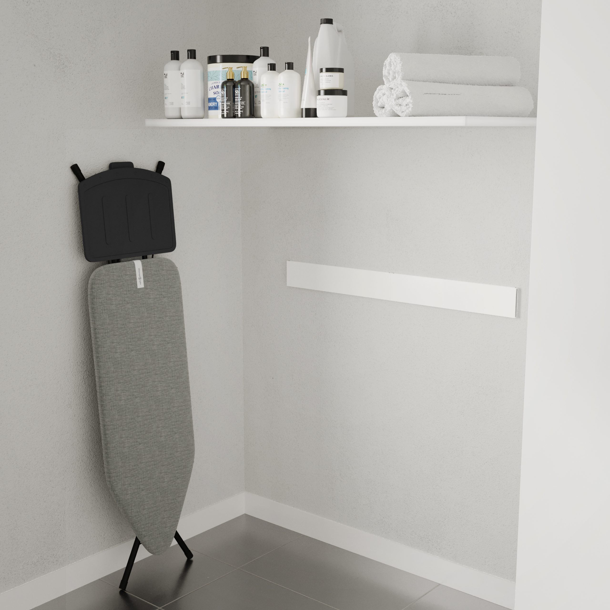 Une planche à repasser est contre un mur blanc. Une étagère contient des produits de nettoyage et des serviettes. Le sol est carrelé.
