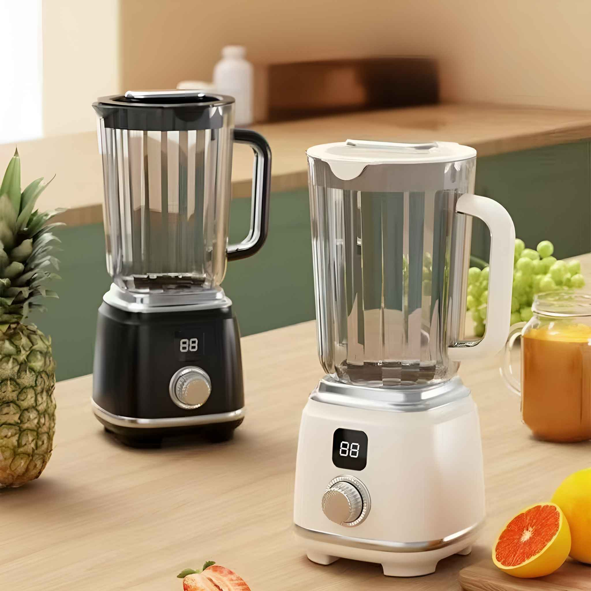 Zwei Mixer, einer schwarz und einer weiß, auf einer Holzoberfläche. Eine Ananas, Obst und Saft sind ebenfalls im Hintergrund vorhanden.