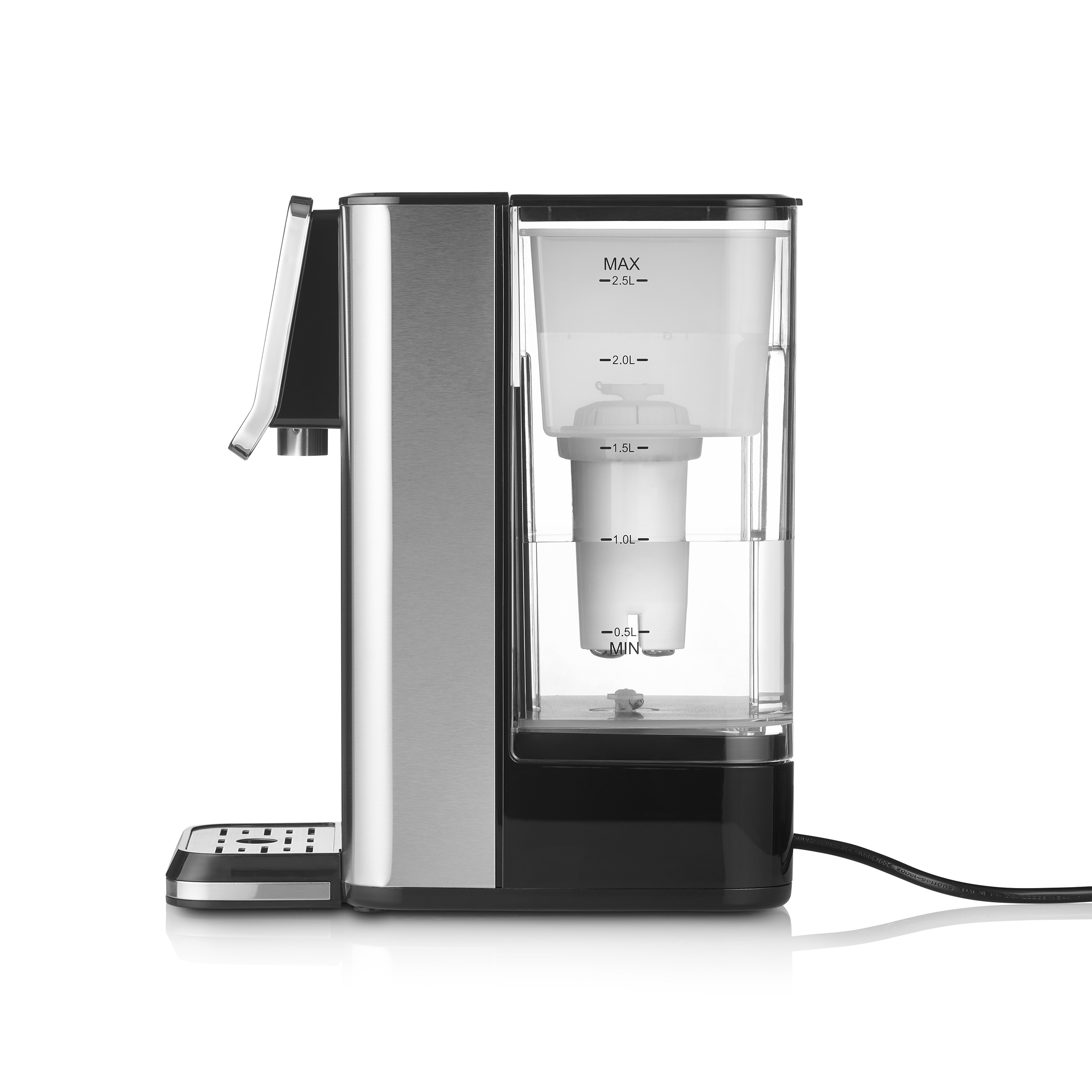 Ein moderner Wasserkocher mit Edelstahl-Finish, transparentem Wassertank und schwarzem Sockel. Ein Stromkabel ist angebracht.