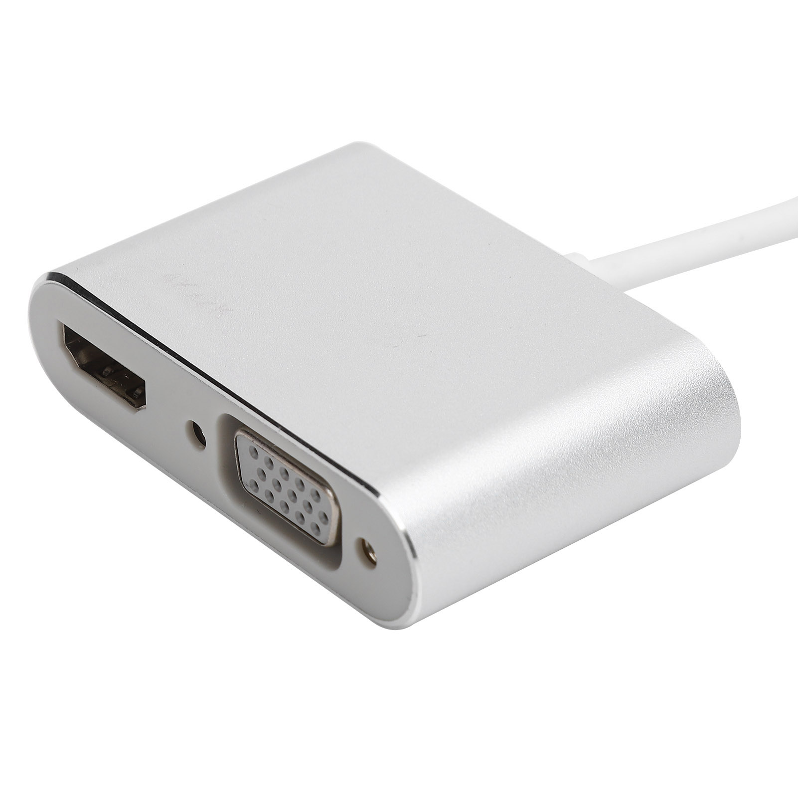 Ein silberner Multiport-Adapter mit HDMI-, VGA-Anschlüssen und einem weißen Kabel auf weißem Hintergrund.