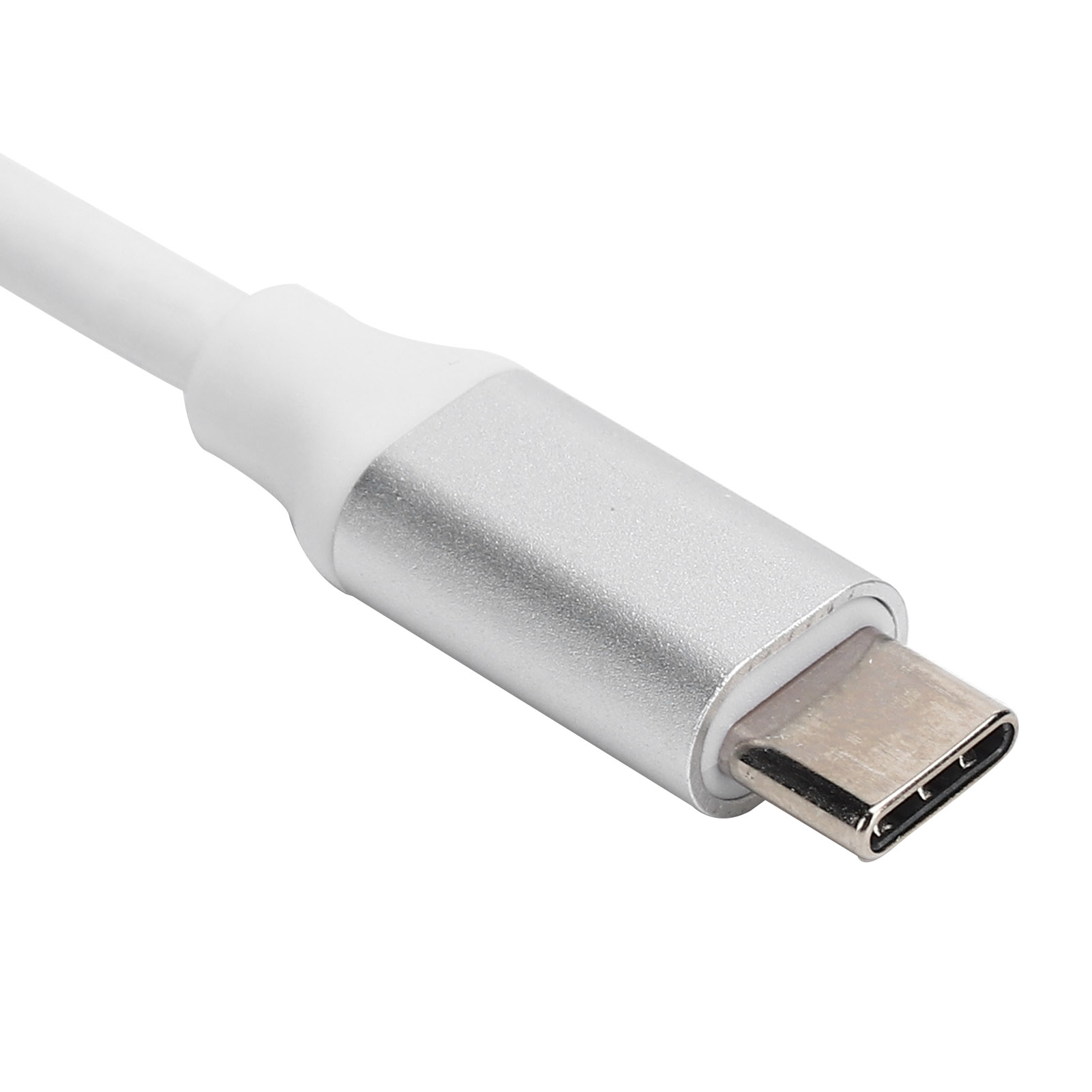 Nahaufnahme eines USB-C-Kabels mit silbernem Stecker und weißem Kabel vor weißem Hintergrund.