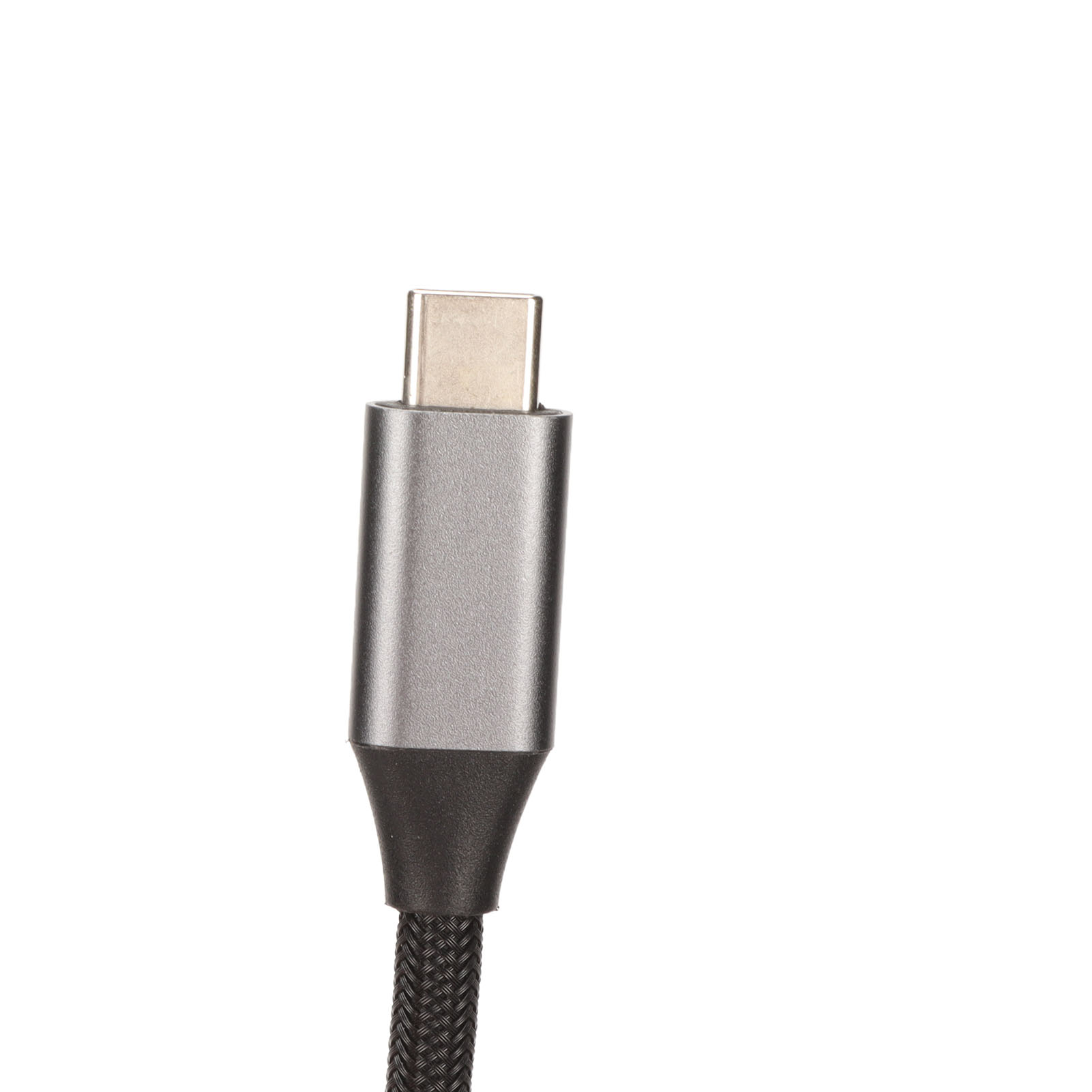 Nahaufnahme eines USB-C-Anschlusses. Er ist silberfarben und mit einem schwarzen, geflochtenen Kabel vor weißem Hintergrund verbunden.