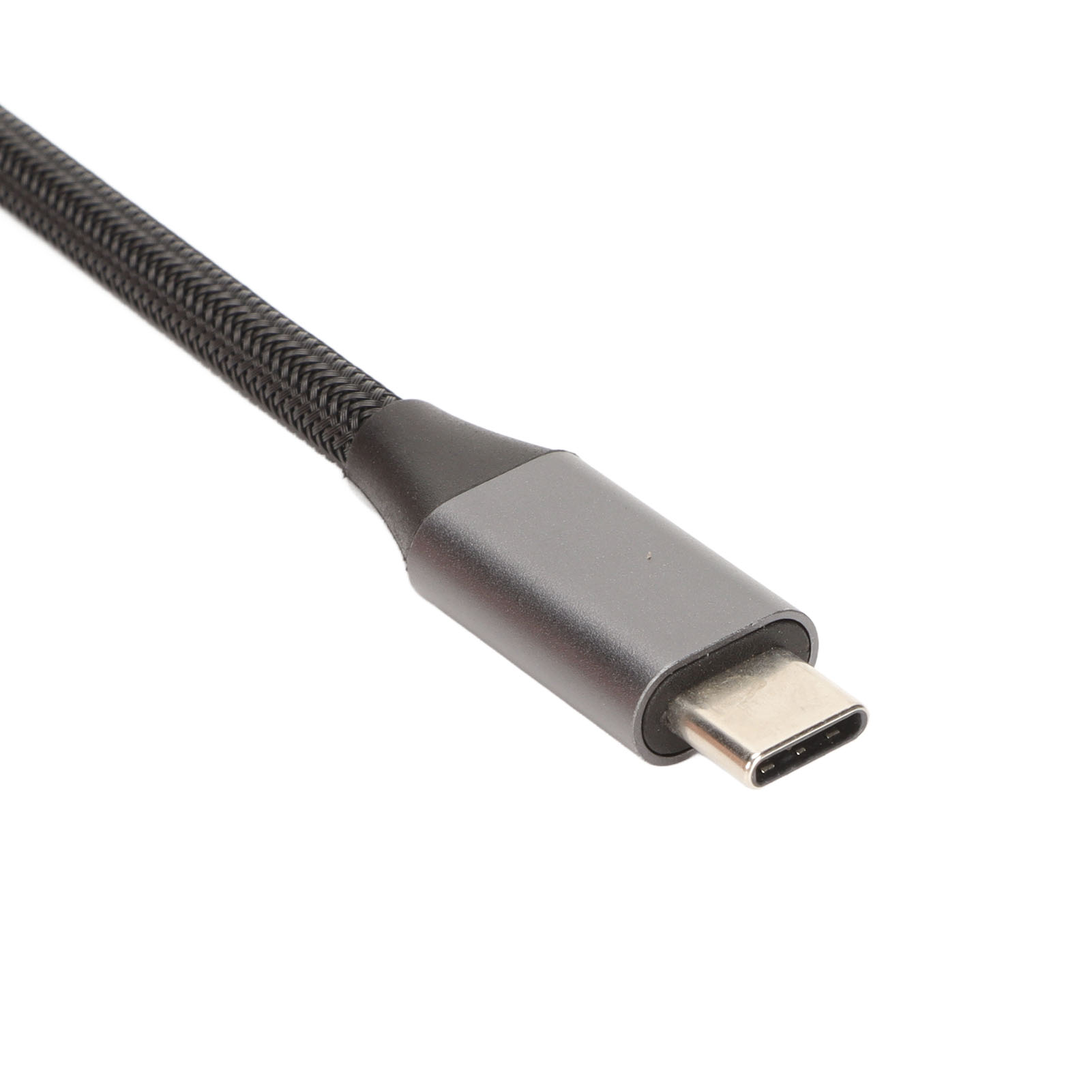 Nahaufnahme eines USB-C-Kabels auf weißem Hintergrund. Das Kabel ist schwarz mit geflochtener Textur. Der Stecker ist grau.