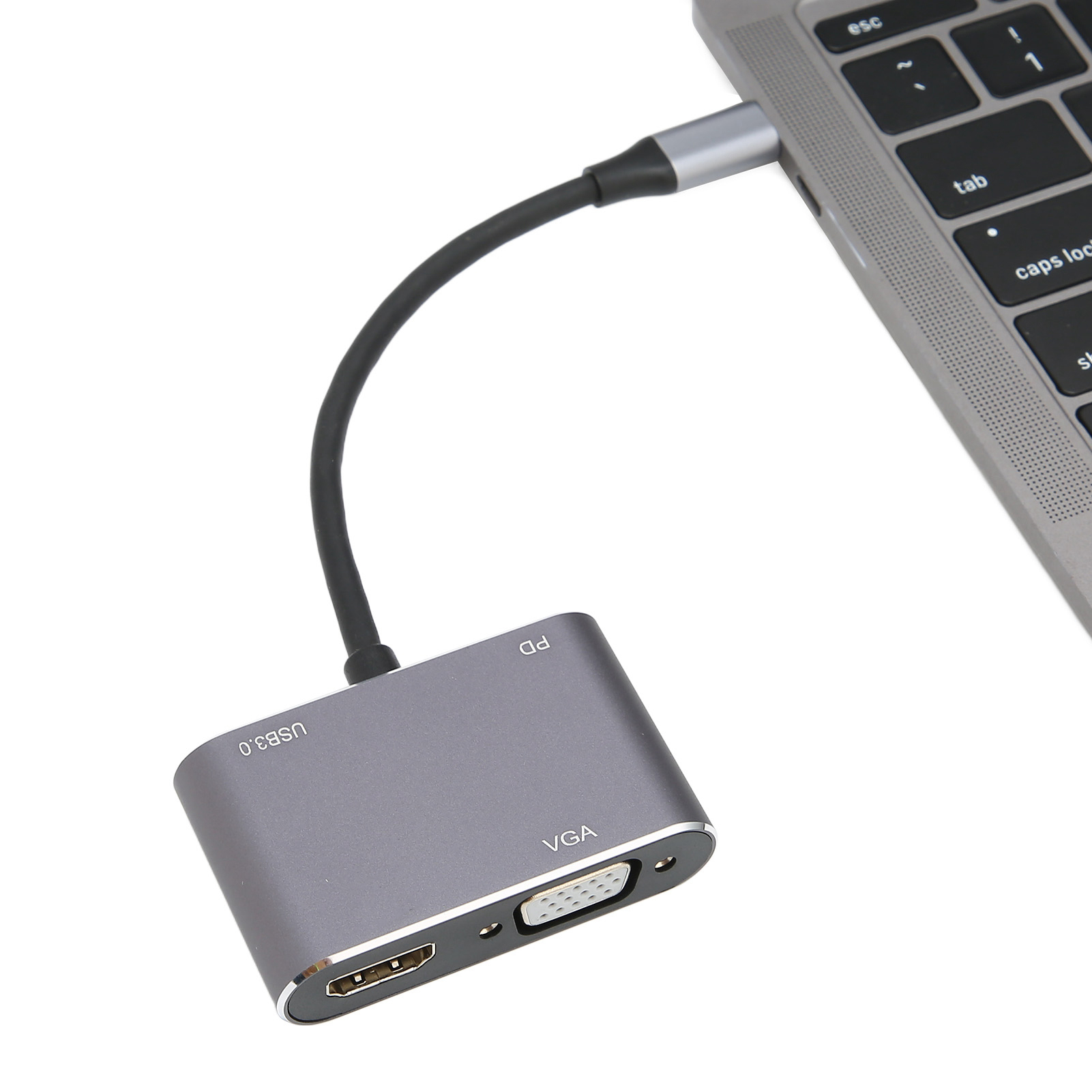 Ein silberner Laptop ist über ein schwarzes Kabel mit einem grauen Adapter verbunden. Der Adapter hat USB-, VGA- und HDMI-Anschlüsse.