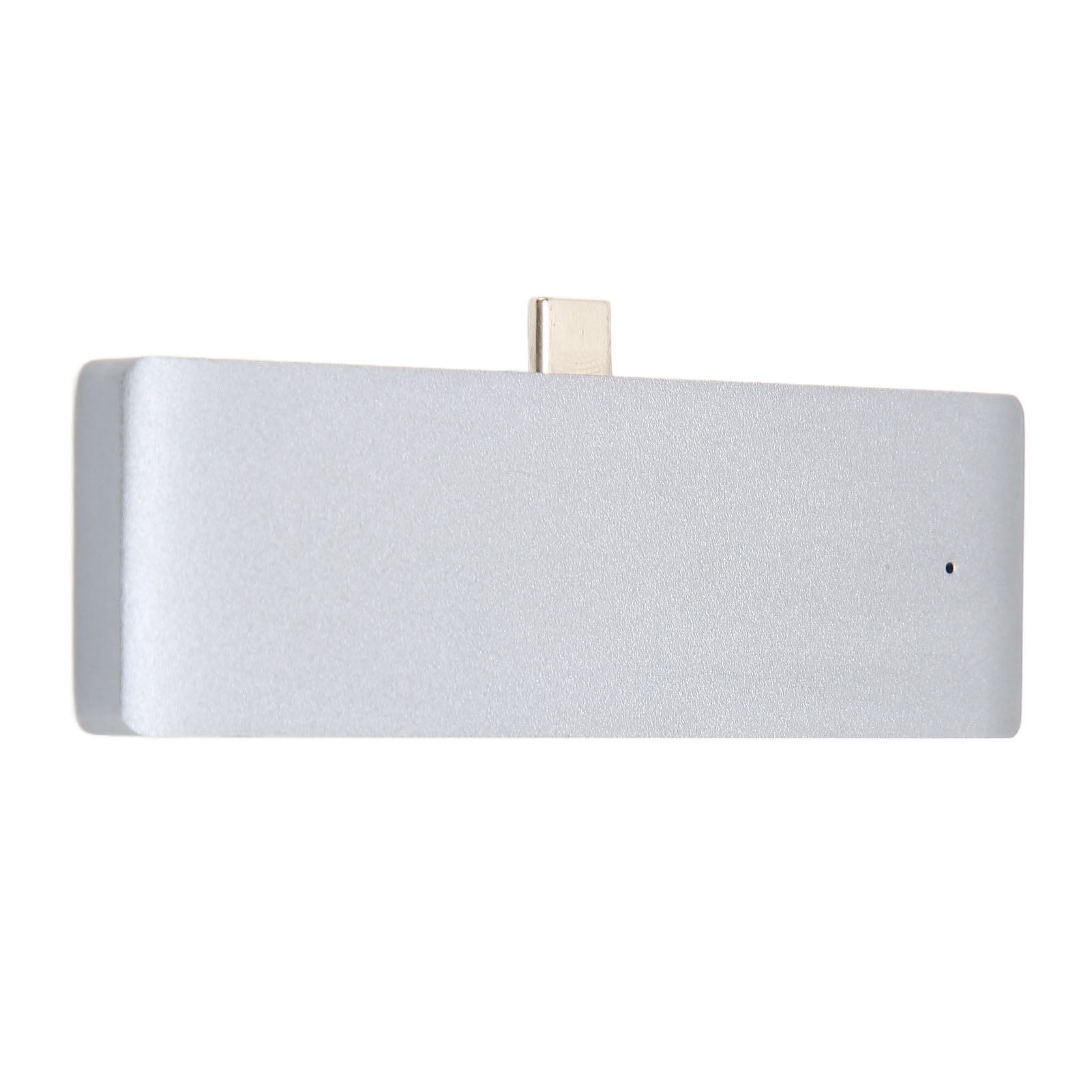 Ein silberner USB-C-Hub mit einem USB-C-Anschluss oben. Er hat einen kleinen schwarzen Punkt an der Seite. Der Hintergrund ist weiß.