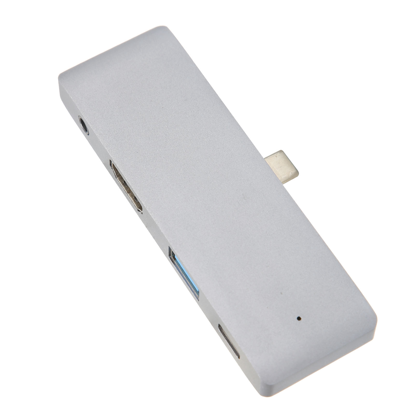 Ein silberner USB-C-Hub mit mehreren Anschlüssen. Enthält HDMI, USB und Audioanschluss. Weißer Hintergrund.