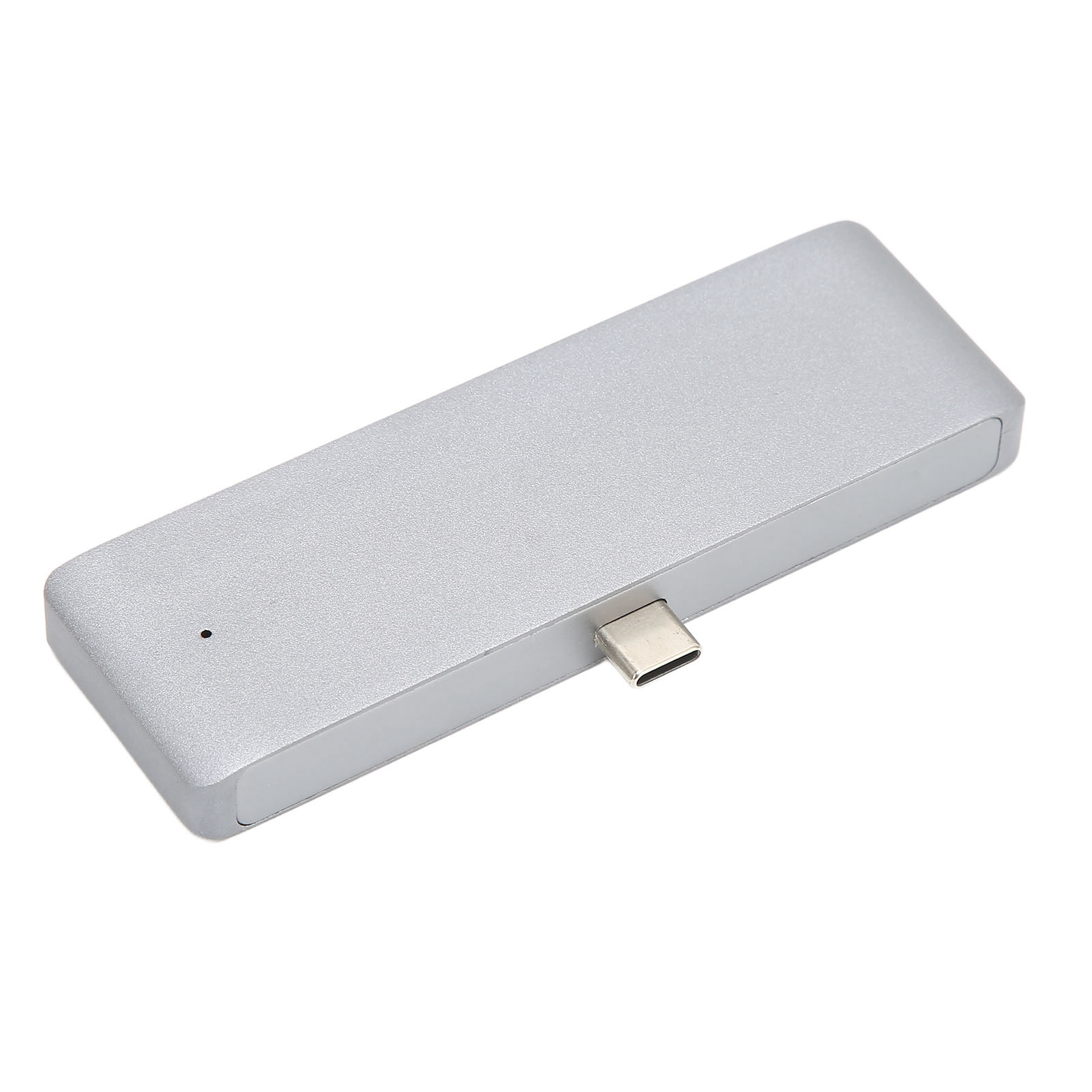 Ein silberner USB-C-Hub liegt auf einer weißen Oberfläche. Es hat eine rechteckige Form mit einem Anschluss an einem Ende.