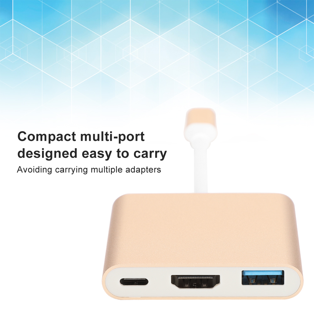 Goldener Multiport-Adapter mit HDMI-, USB- und USB-C-Anschlüssen. Ein weißes Kabel ragt nach oben. Blauer und weißer geometrischer Hintergrund.