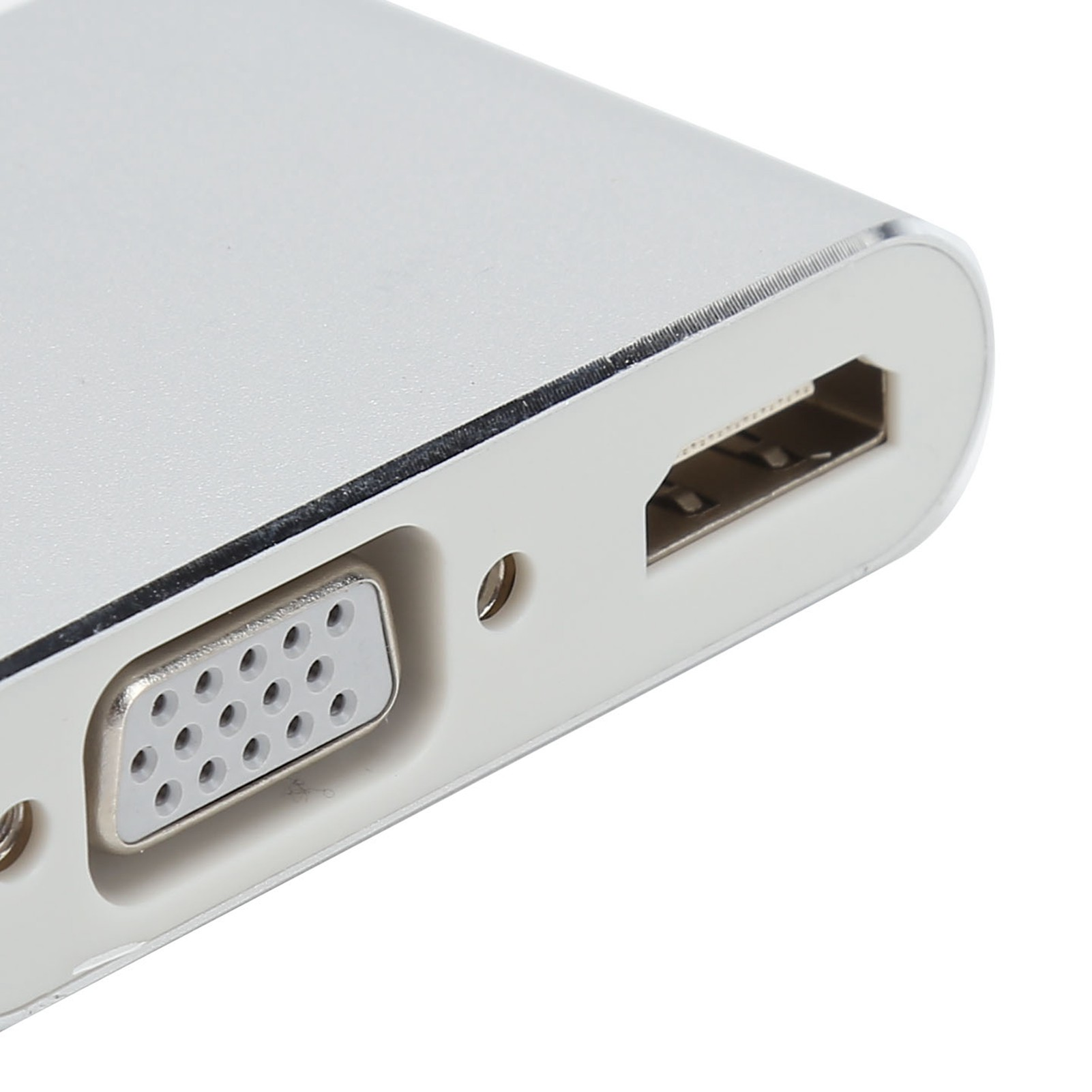 Nahaufnahme eines silbernen Adapters mit VGA-Anschluss, HDMI-Anschluss und silbernem Gehäuse.