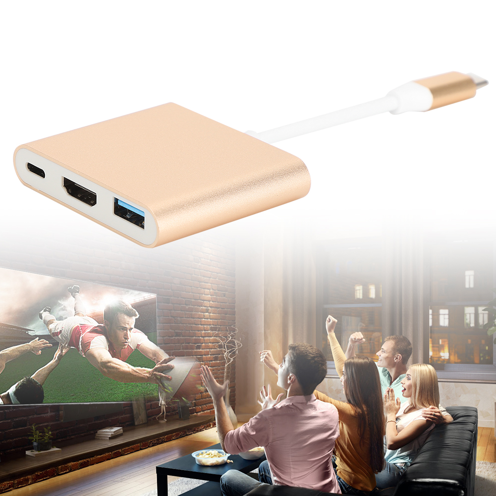 Ein goldener Adapterkabel befindet sich über einer Gruppe von Leuten, die fernsehen. Das Fernsehgerät zeigt ein Fußballspiel, und die Leute jubeln.