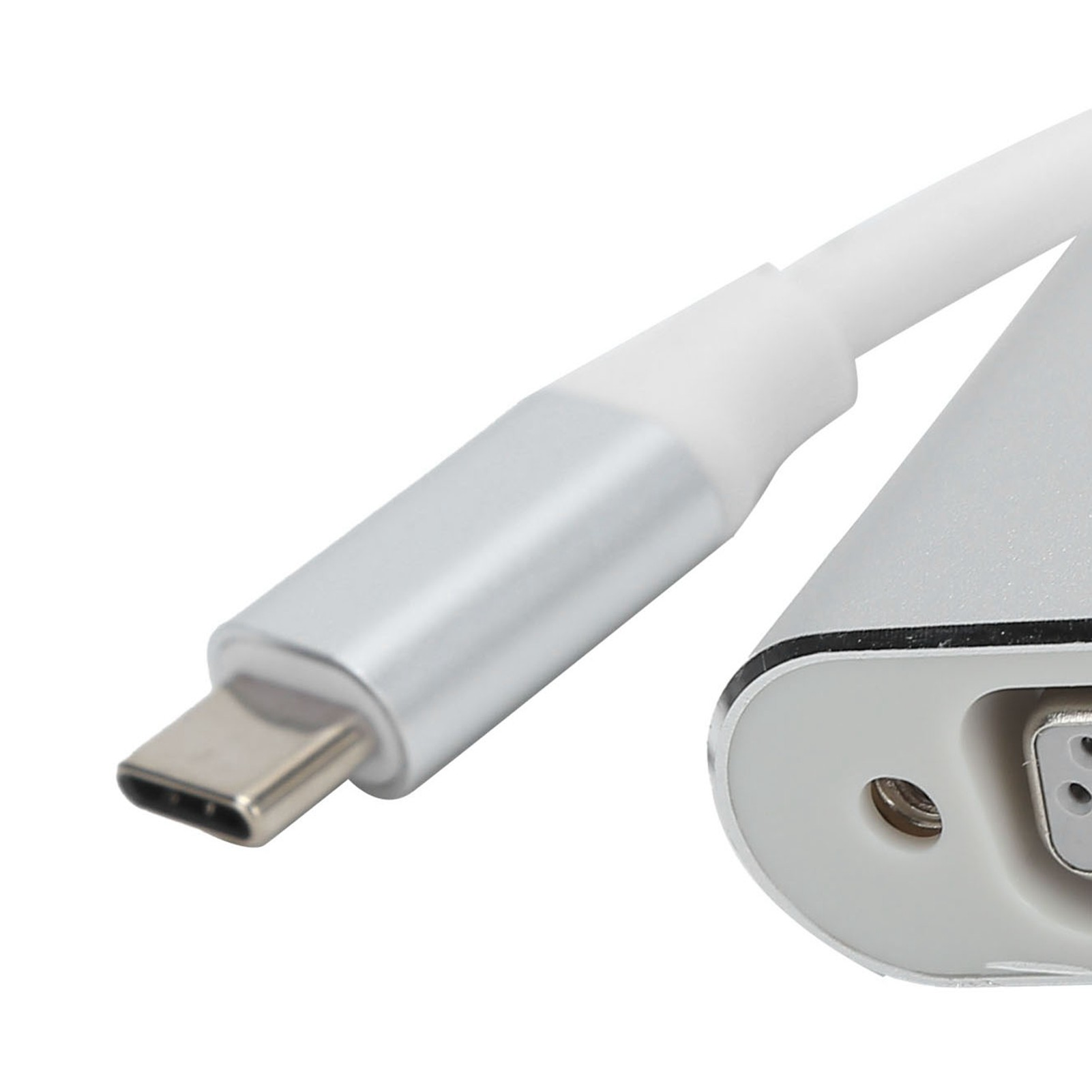Nahaufnahme eines silbernen USB-C-Adapters mit weißem Kabel. Der Adapter hat einen Anschluss und eine abgerundete Ecke.