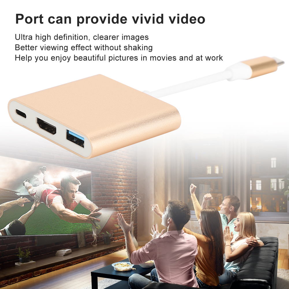 Ein goldener Adapter ist mit einem Fernseher verbunden, der ein Fußballspiel zeigt. Menschen schauen fern, einige heben die Hände.