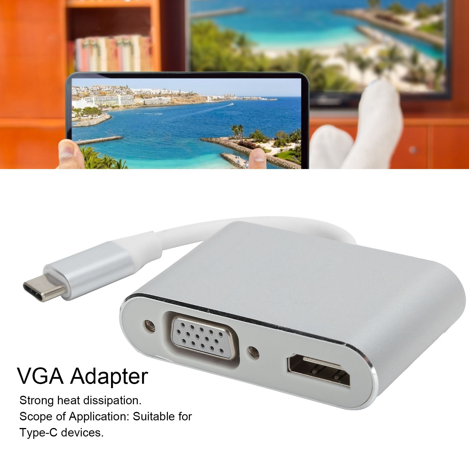 Ein silberner VGA-Adapter mit USB-C-Anschluss und Monitoranschluss. Ein Telefon zeigt eine Strandszene, im Hintergrund ein Fernseher.
