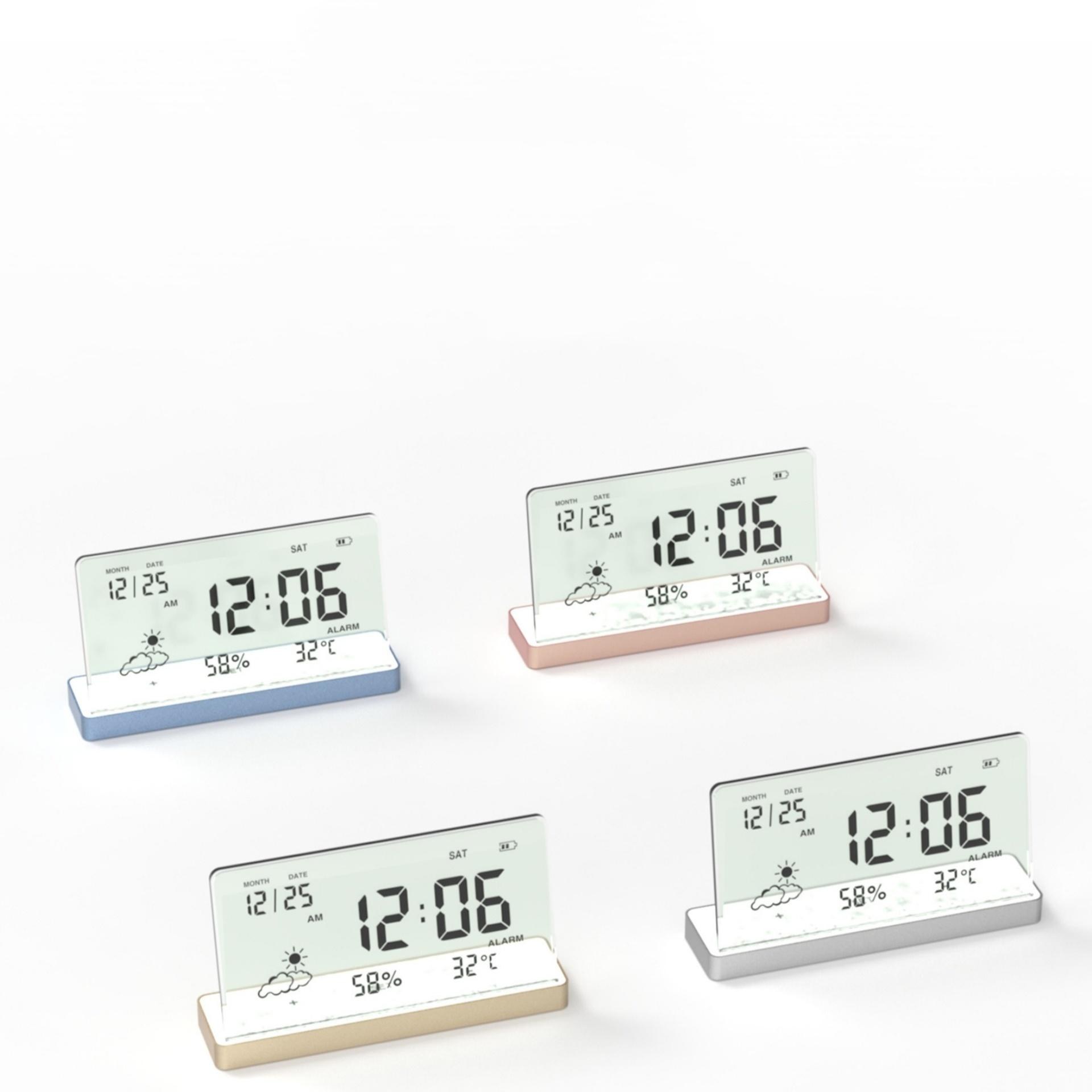 Vier digitale Wecker mit Uhrzeit, Datum und Wetterinfo. Jeder Wecker hat eine andere Grundfarbe: Blau, Rosa, Gold und Silber.