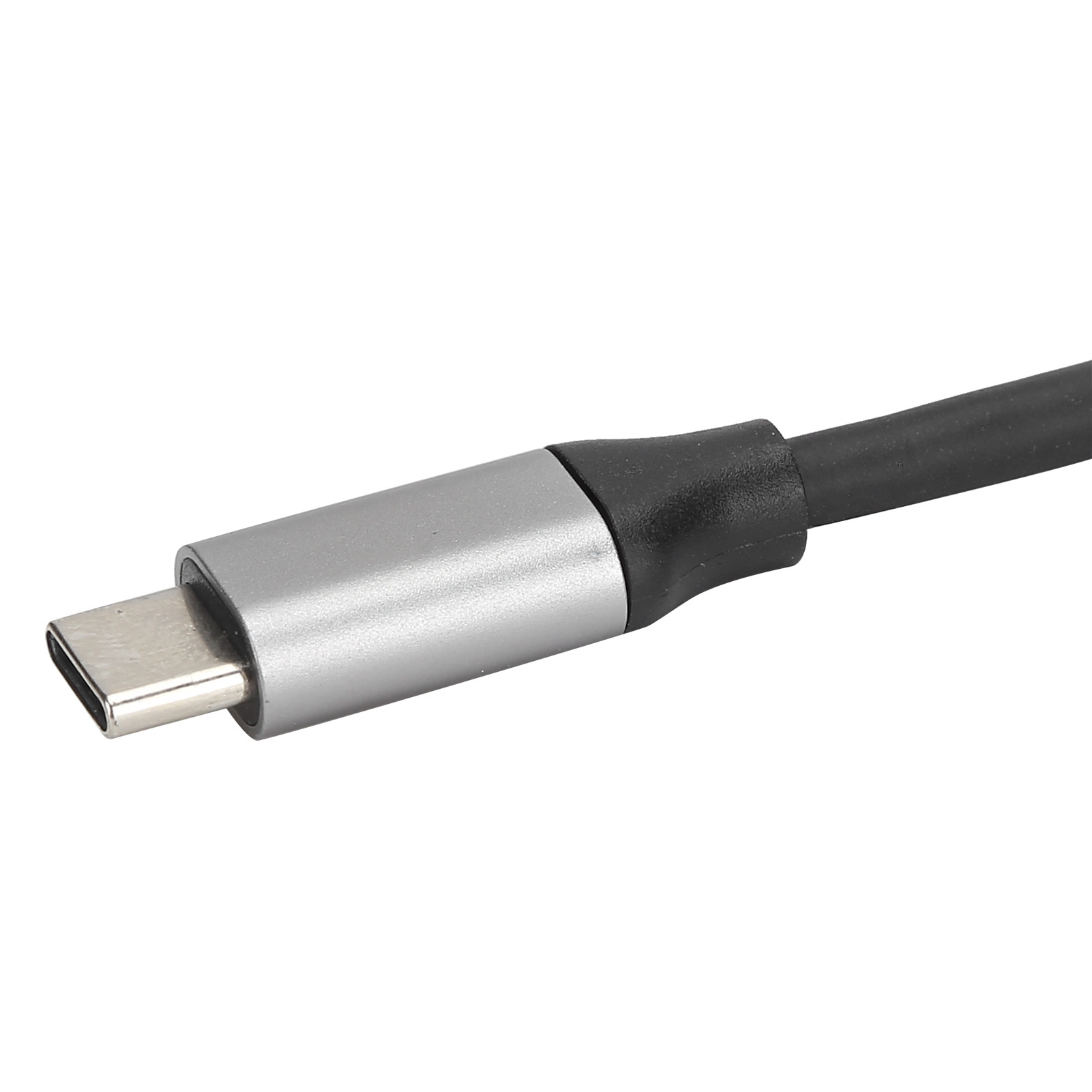 Nahaufnahme eines USB-C-Kabels. Silberner Stecker und schwarzes Kabel vor weißem Hintergrund.