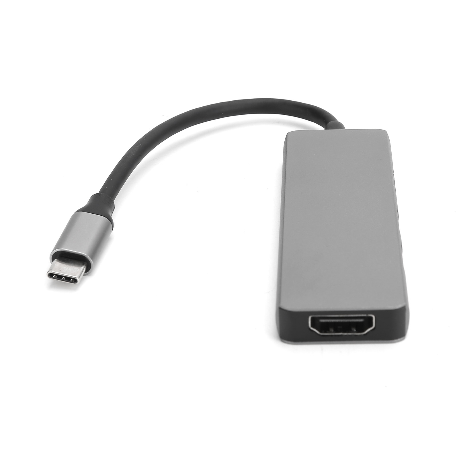 Ein grauer USB-C-zu-HDMI-Adapter mit einem schwarzen Kabel. Der Adapter befindet sich auf weißem Hintergrund.