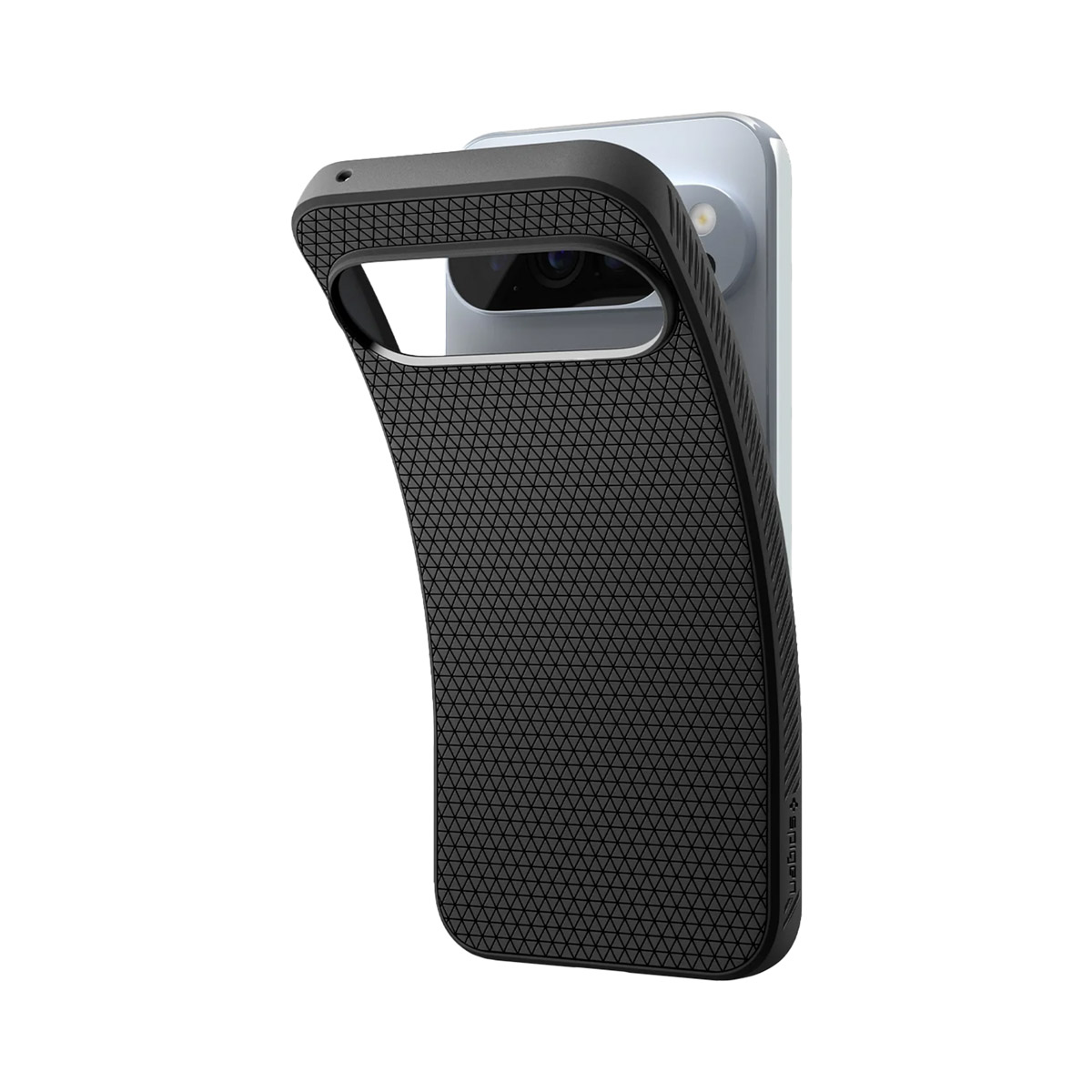 Un étui de téléphone noir, texturé de petits triangles, est partiellement enroulé autour d'un téléphone argenté. L'étui est ouvert au dos.